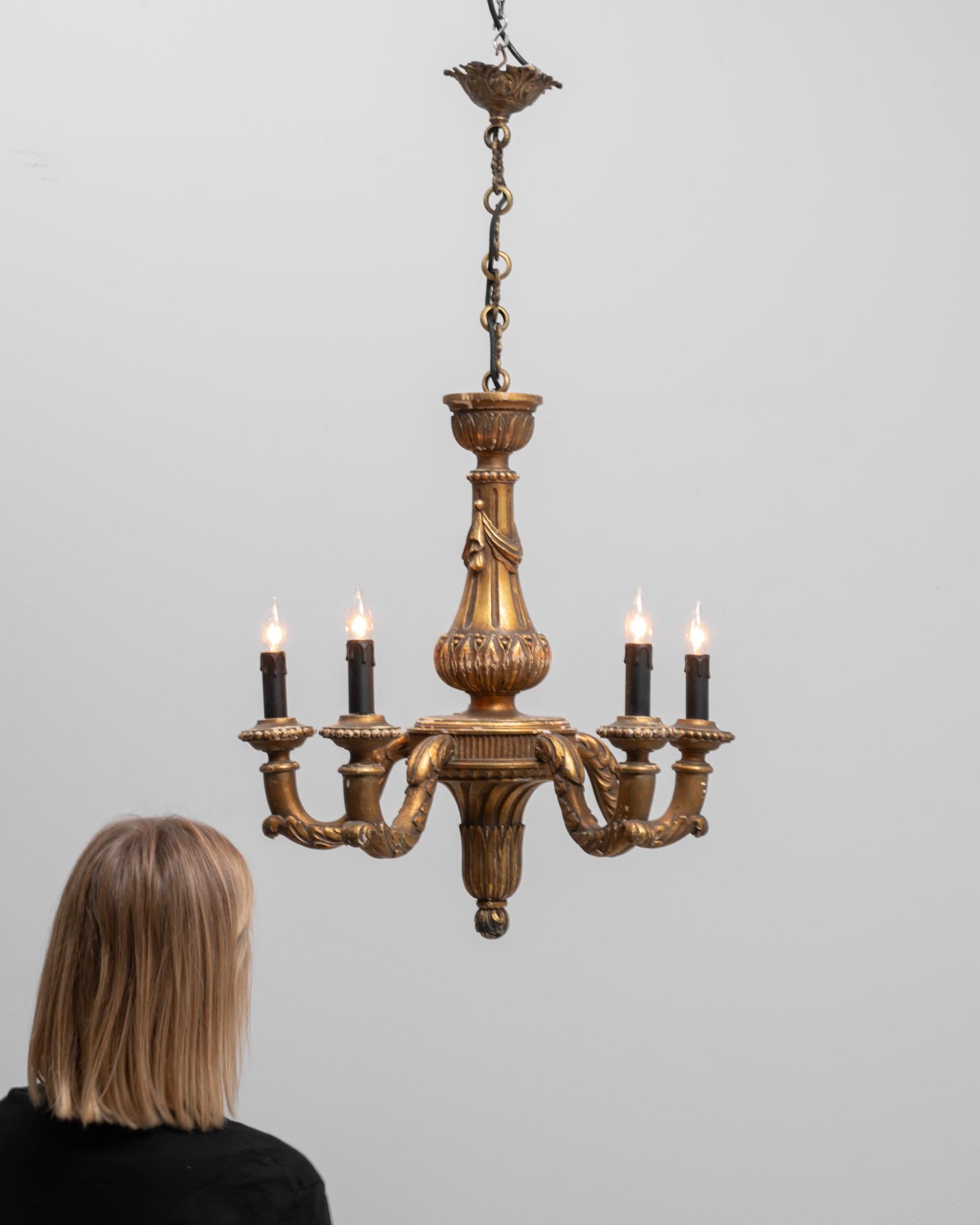 Lámpara francesa de cuatro luces de madera dorada del siglo XX con brazos de acanto tallados Francés en venta