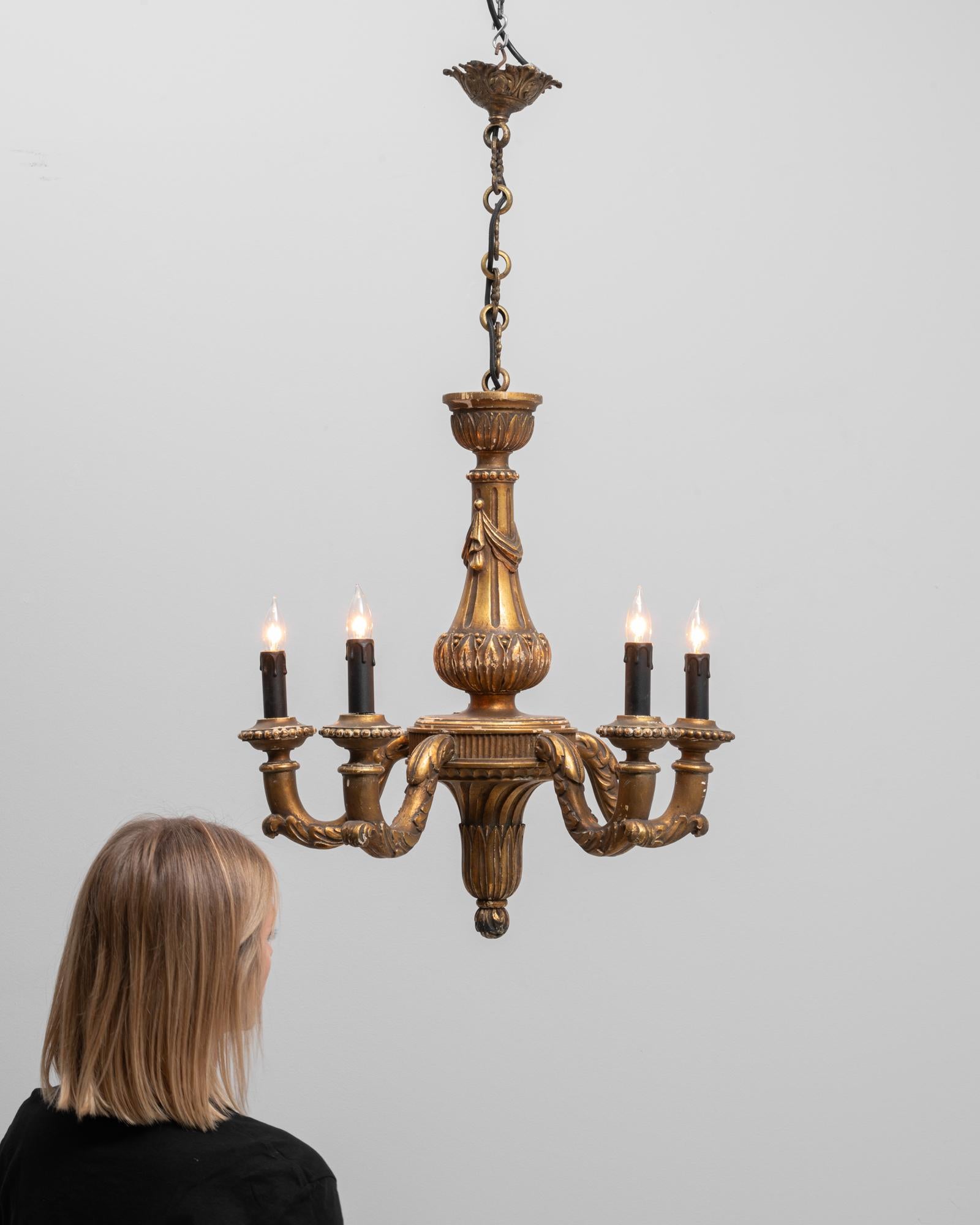 Lámpara francesa de cuatro luces de madera dorada del siglo XX con brazos de acanto tallados en Bueno estado para la venta en High Point, NC