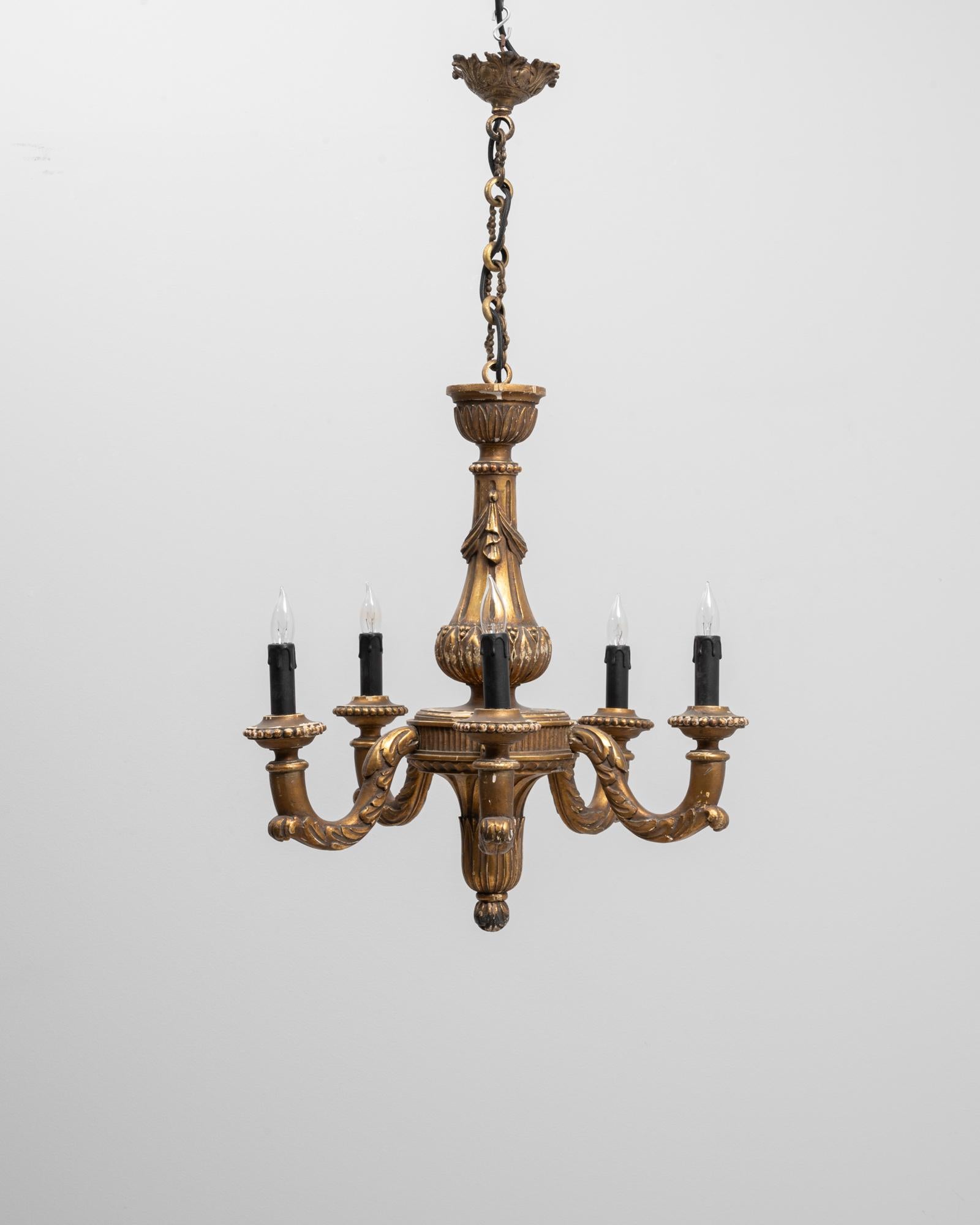 Lámpara francesa de cuatro luces de madera dorada del siglo XX con brazos de acanto tallados Metal en venta