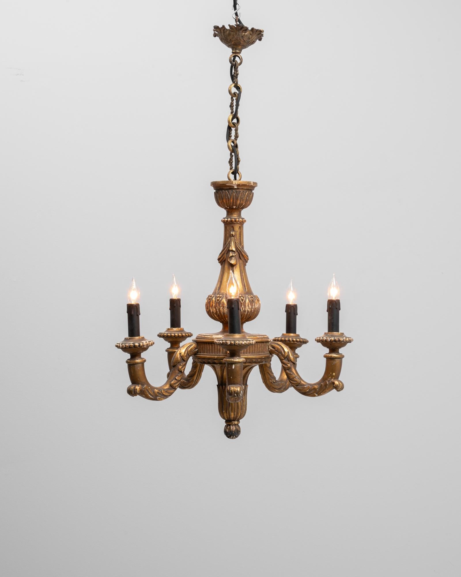 Lámpara francesa de cuatro luces de madera dorada del siglo XX con brazos de acanto tallados en venta 1