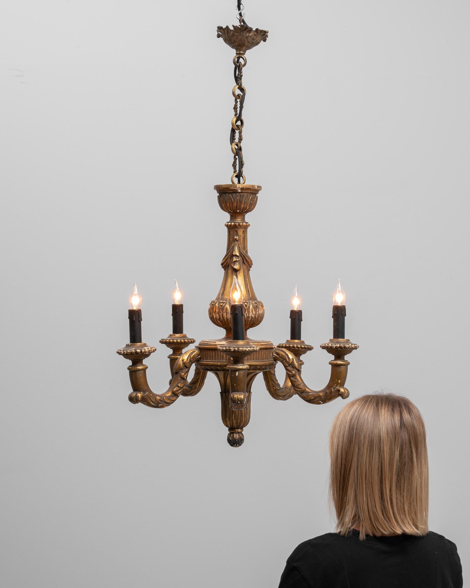 Lámpara francesa de cuatro luces de madera dorada del siglo XX con brazos de acanto tallados en venta 2