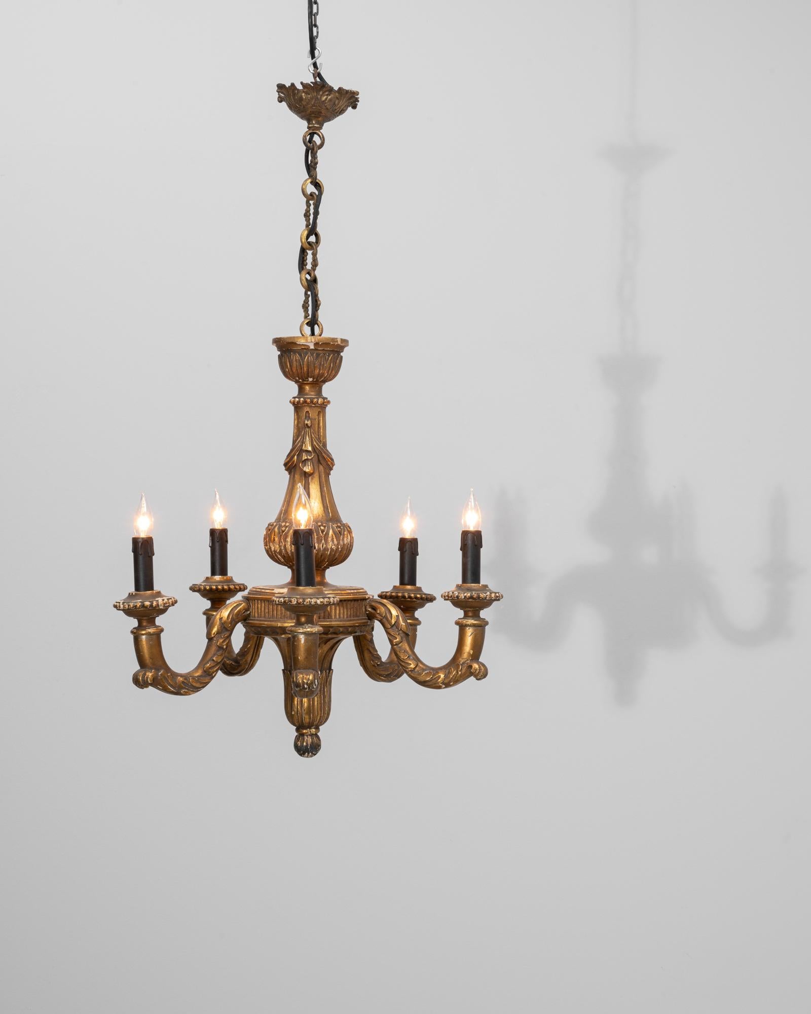 Lámpara francesa de cuatro luces de madera dorada del siglo XX con brazos de acanto tallados en venta 3