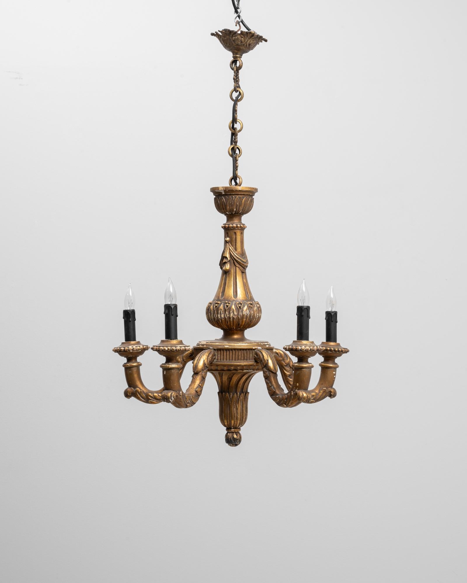 Lámpara francesa de cuatro luces de madera dorada del siglo XX con brazos de acanto tallados en venta 4