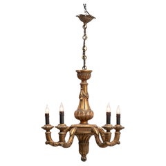 Lampadario a quattro luci in legno dorato francese del XX secolo con bracci d
acanto intagliati