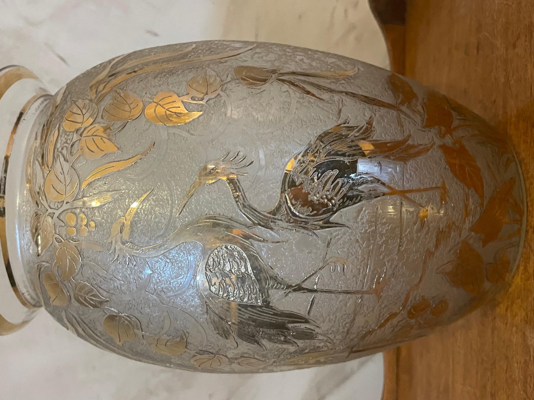 Metà XX secolo Vaso francese del XX secolo in vetro e con decorazioni di uccelli, anni '40 in vendita
