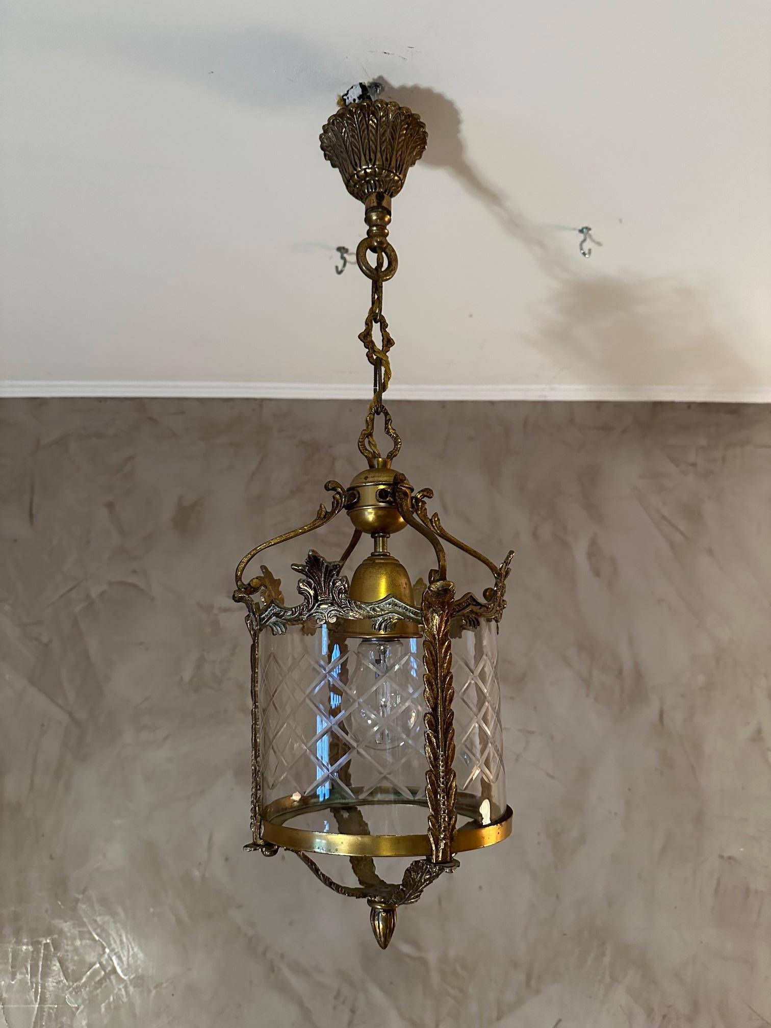 Très beau pendentif lanterne en bronze datant des années 1950 en verre gravé. Très bon état. 