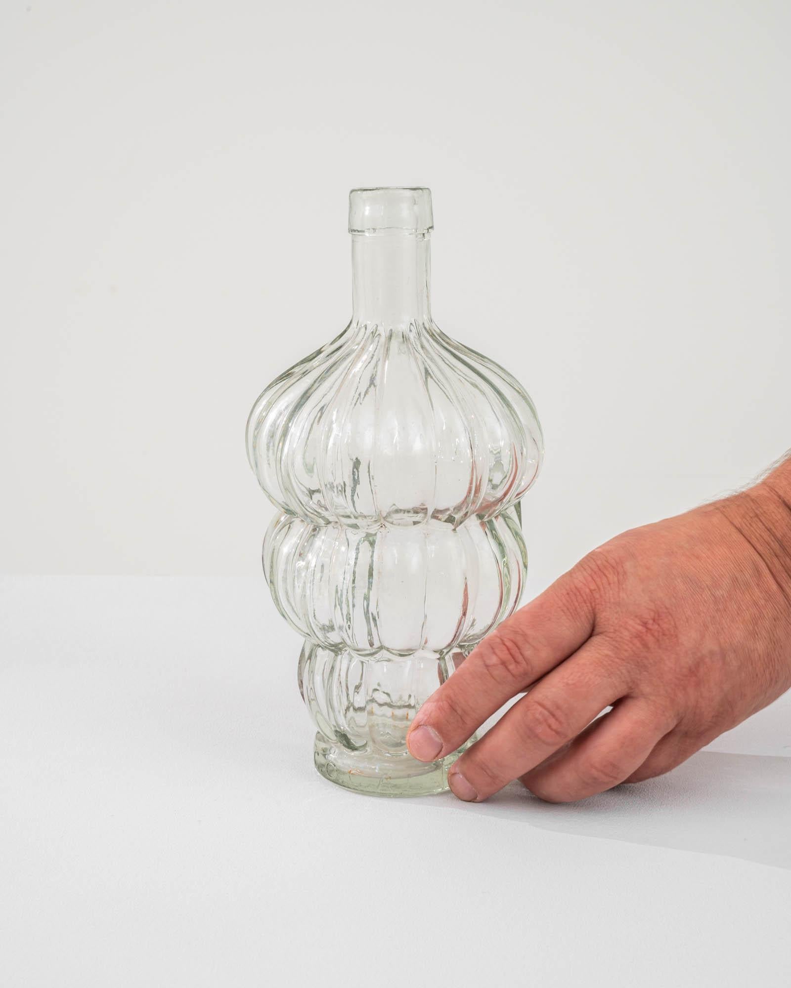 Französische Glasflasche des 20. Jahrhunderts im Angebot 1