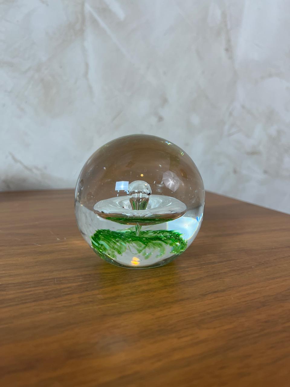 20th century French Glass Paperweight, 1980s In Good Condition For Sale In LEGNY, FR