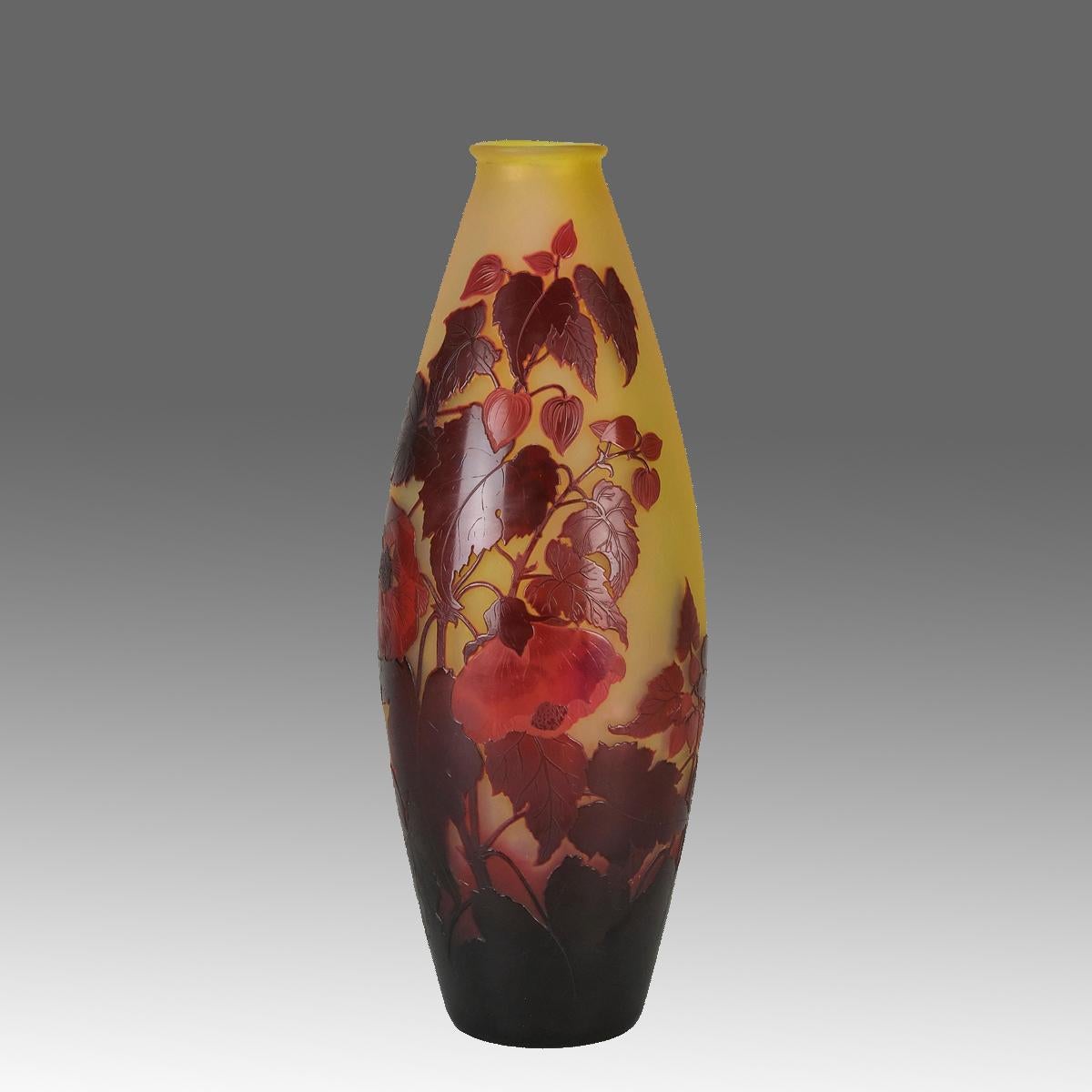 Un joli vase en verre camée français de la fin du 19e siècle, décoré de fleurs rouge foncé et bordeaux sur un fond jaune panaché. Les détails et les couleurs sont excellents. L'œuvre est signée Galle en camée.

INFORMATIONS COMPLÉMENTAIRES
Hauteur :