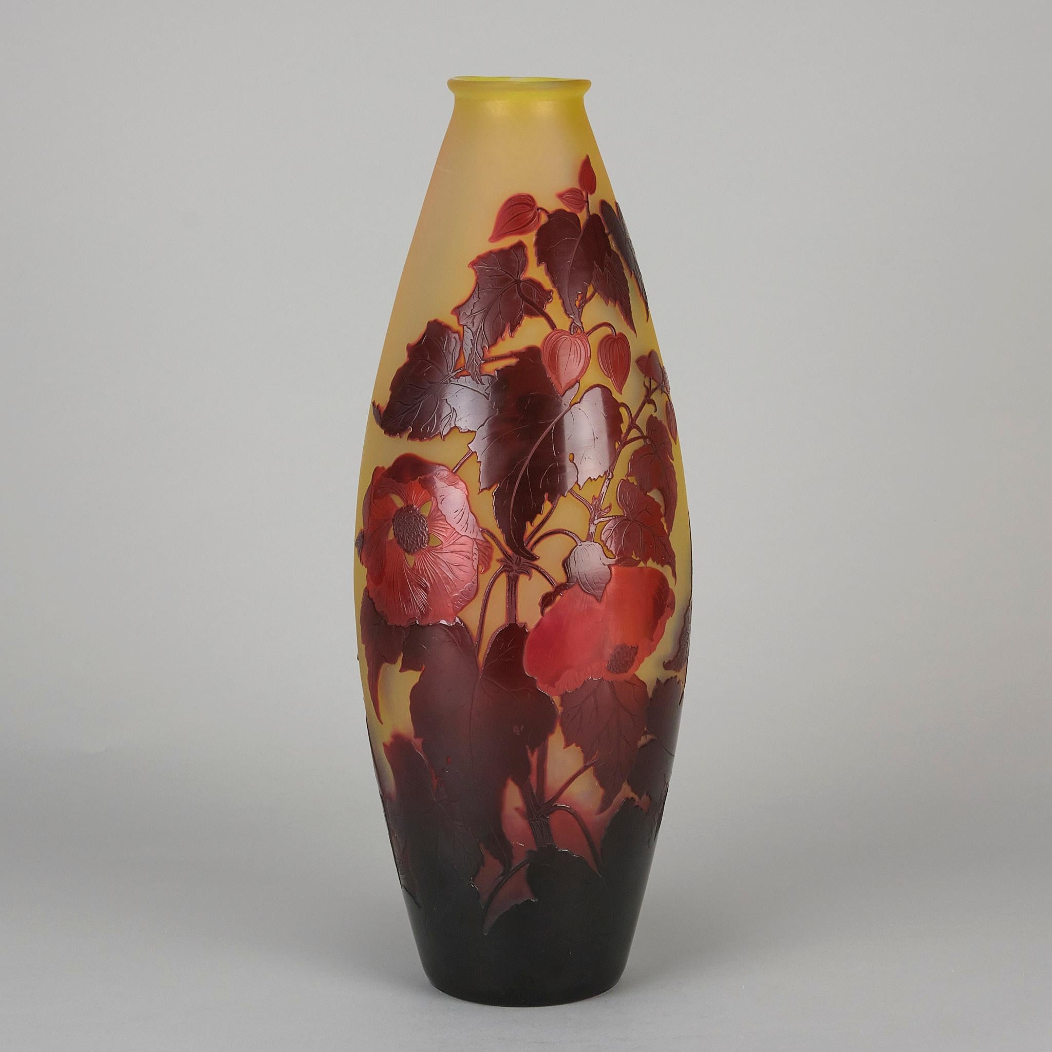 Französische Glasvase des 20. Jahrhunderts mit dem Titel „große florale Vase“ von Emile Galle (Geformt) im Angebot