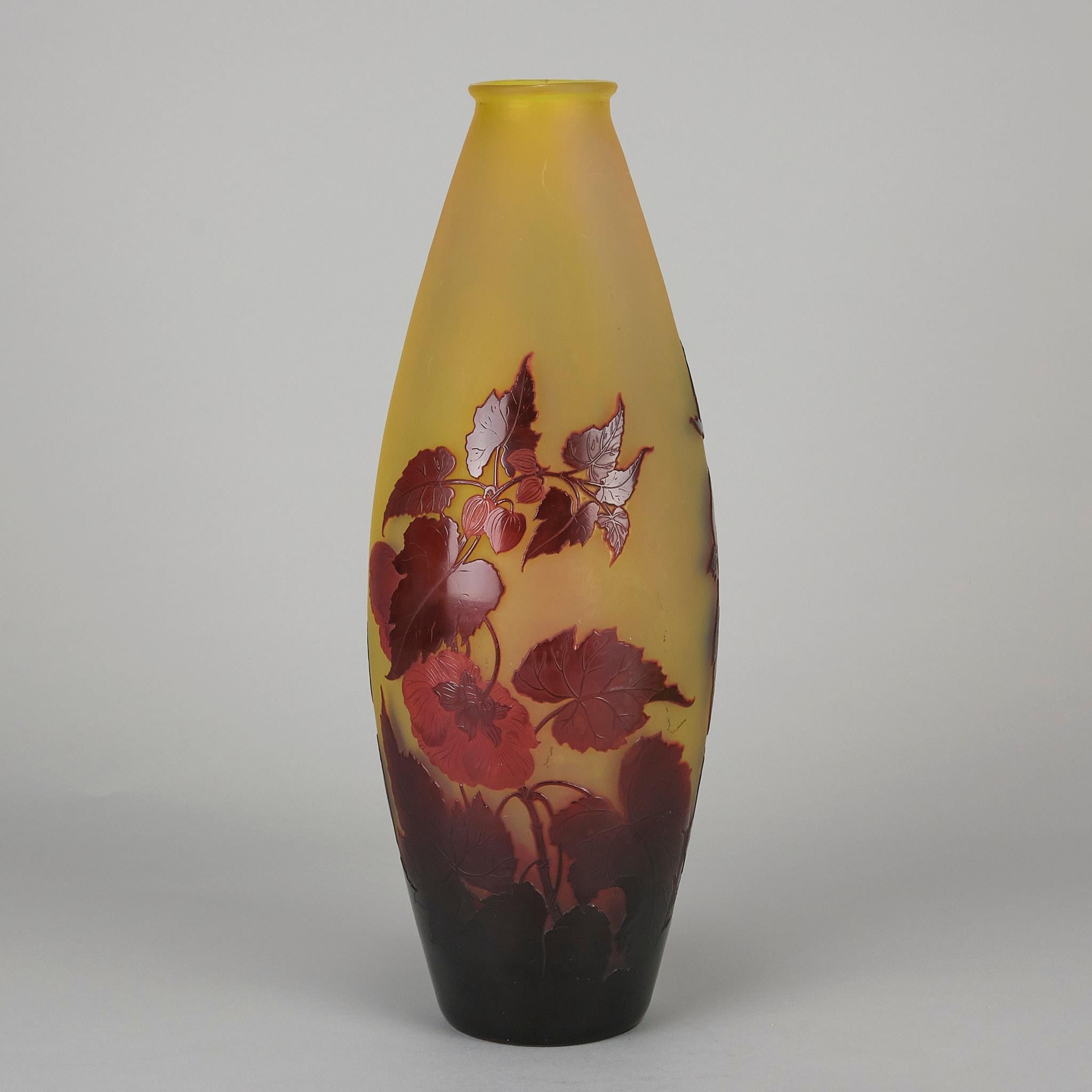 20ième siècle Vase en verre français du 20ème siècle intitulé « Grand vase floral » par Emile Galle en vente
