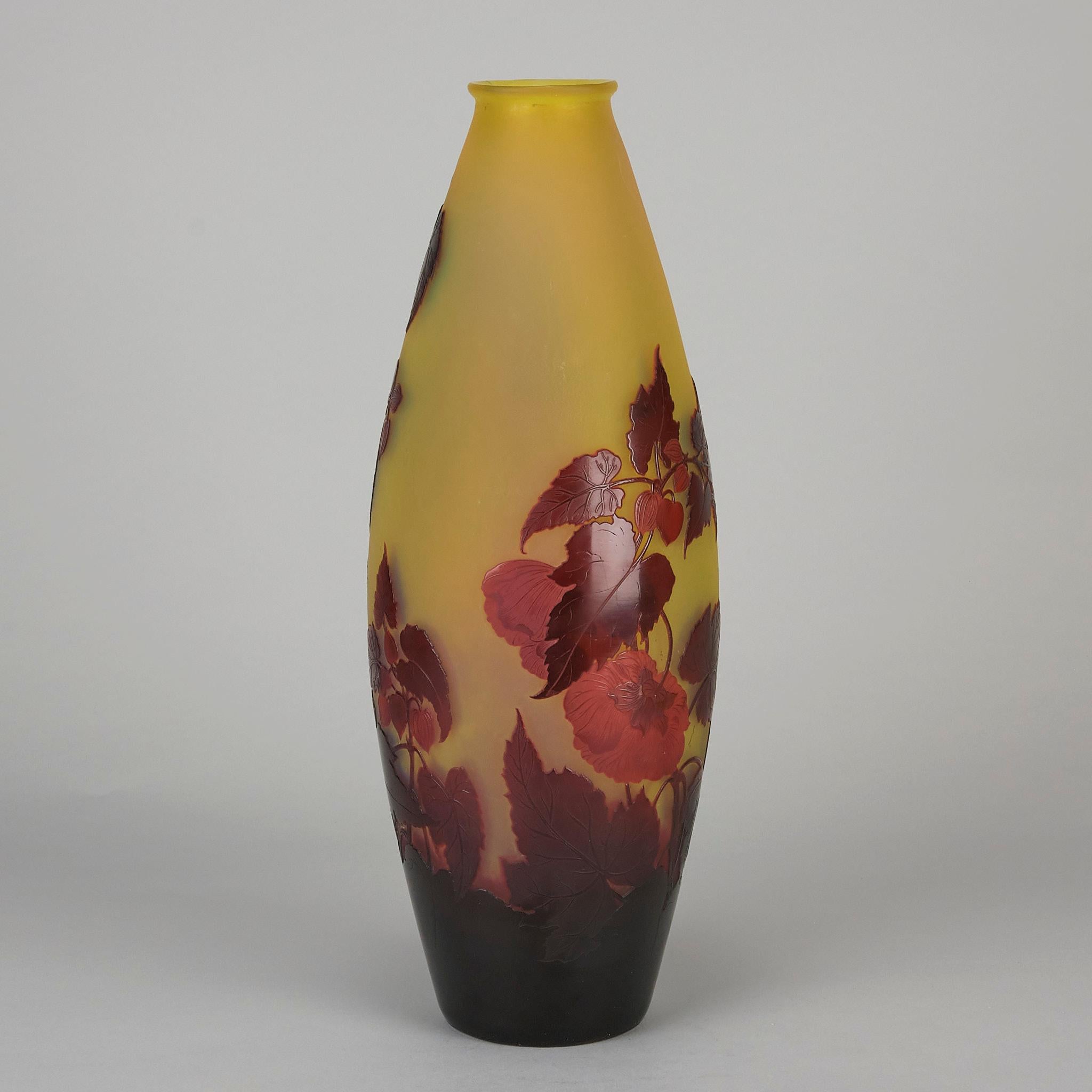 Verre Vase en verre français du 20ème siècle intitulé « Grand vase floral » par Emile Galle en vente