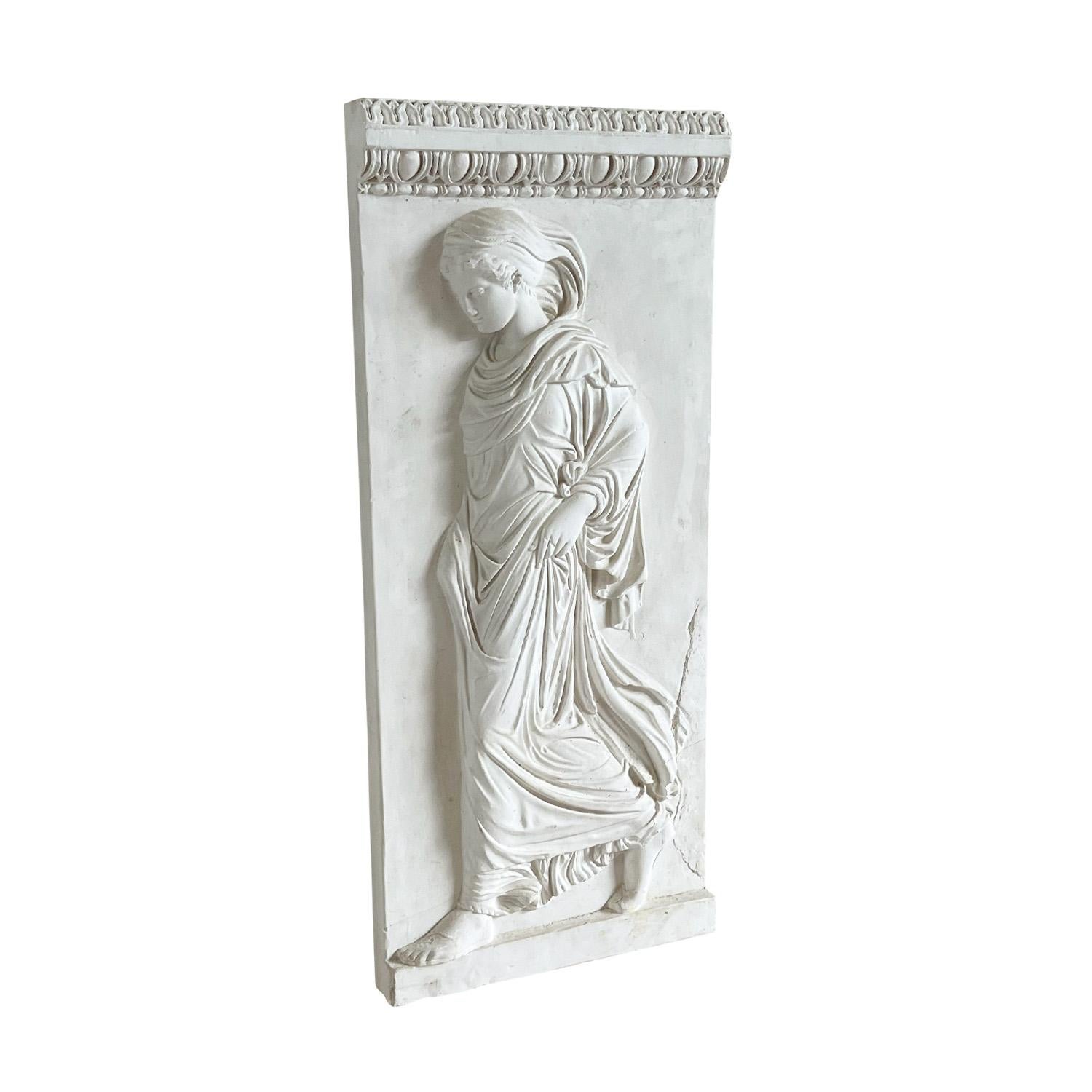 Relieve mural de yeso francés de época que representa a una de las musas de la mitología griega, en buen estado. Fueron fuente de inspiración para la literatura, la ciencia y las artes. Pátina bien envejecida. No se recomienda su uso en exteriores.