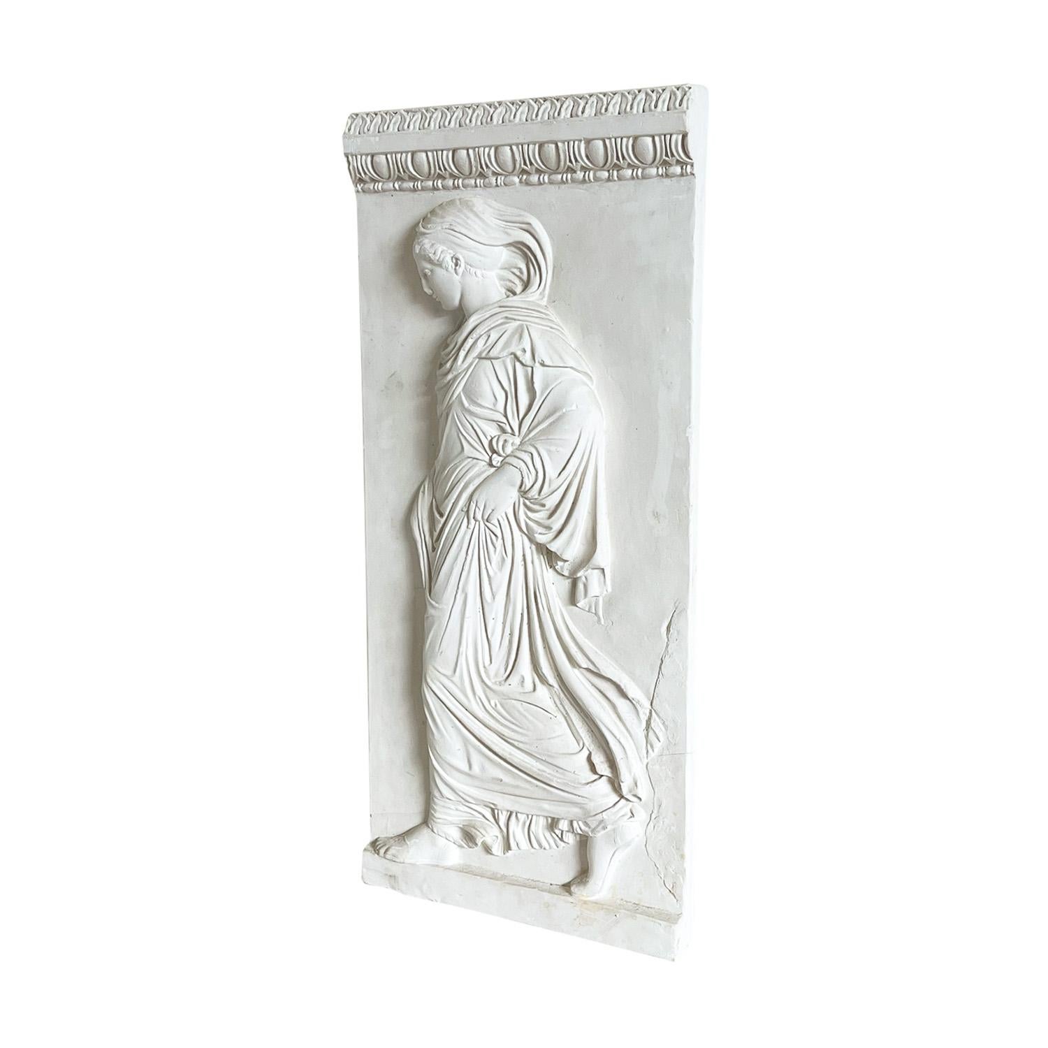 Relieve de escayola francés del siglo XX Diosa de la mitología griega Francés en venta