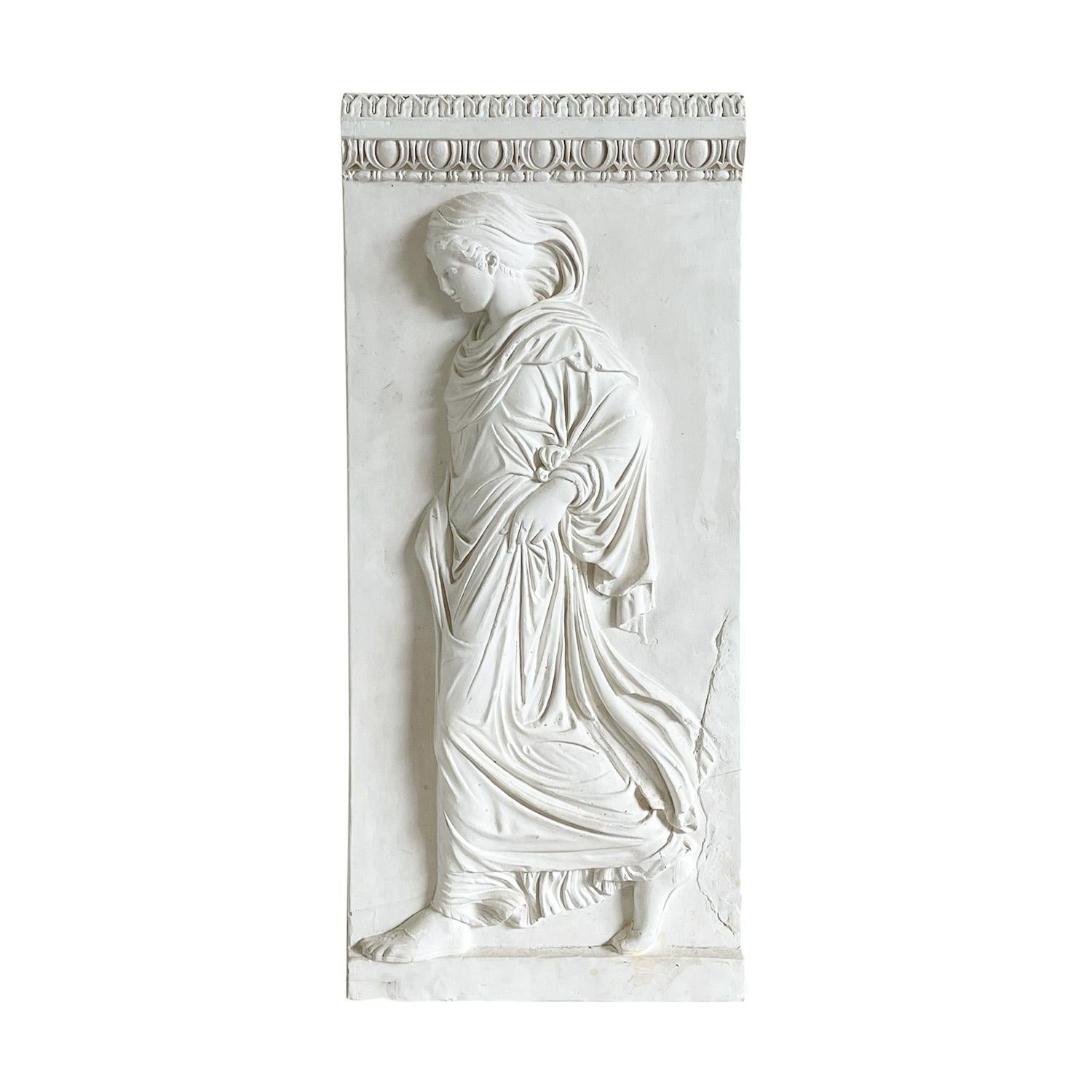 Relieve de escayola francés del siglo XX Diosa de la mitología griega Hecho a mano en venta