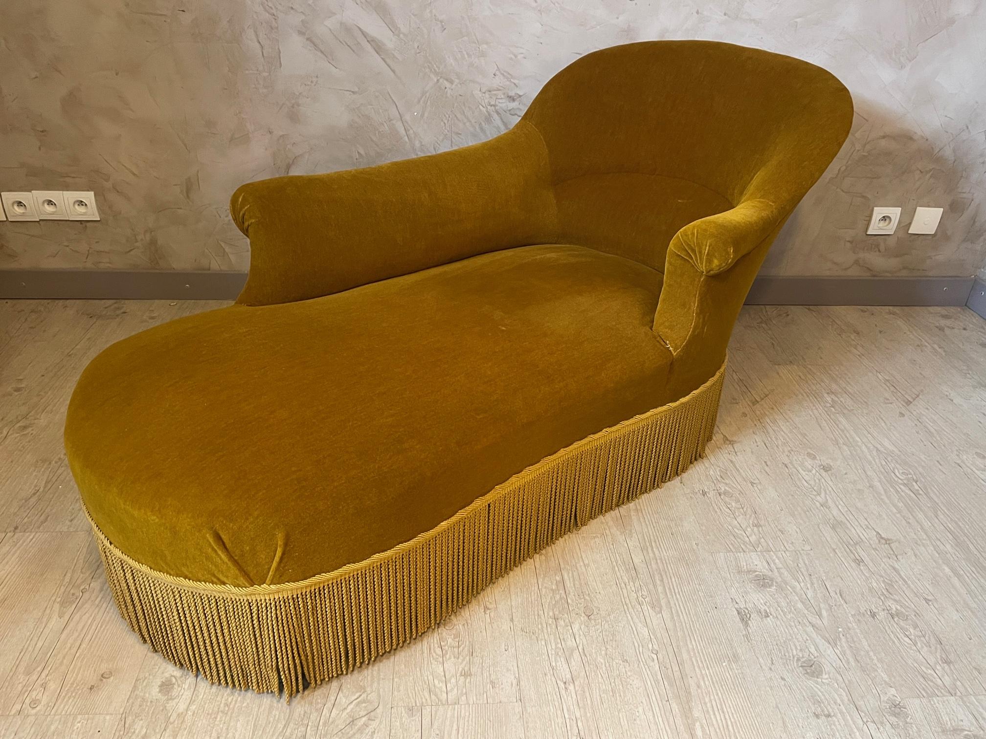 Very beautiful crapaud chaise longue in golden velvet and its fringes from the 1950s. In good condition. Casters under the two front feet. 
The two feet on the wall side are curved as standard.
Original fabric. Nice quality.