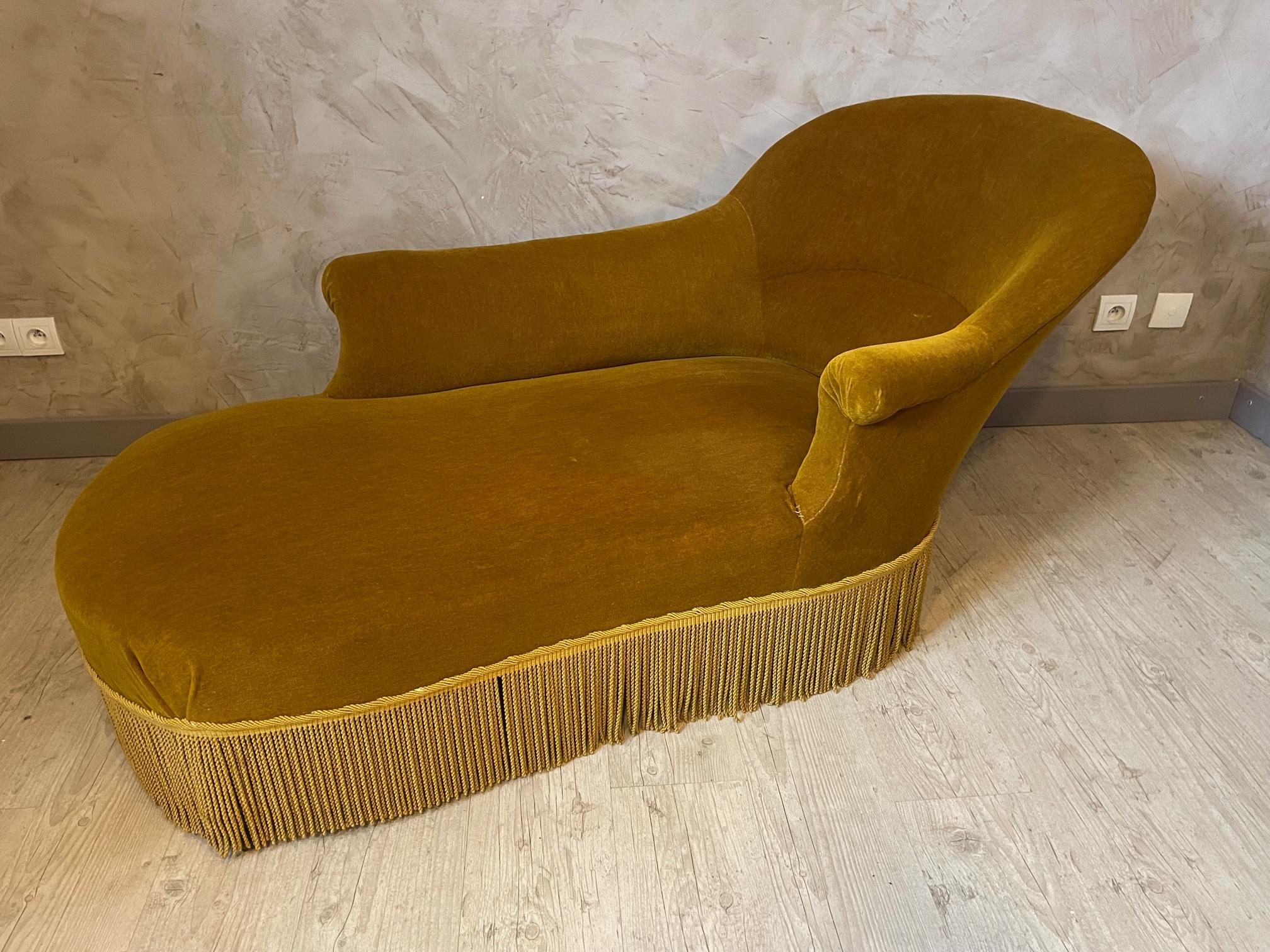 20th Century French Gold Velvet Crapaud Lounge Armchair, 1950s In Good Condition In LEGNY, FR