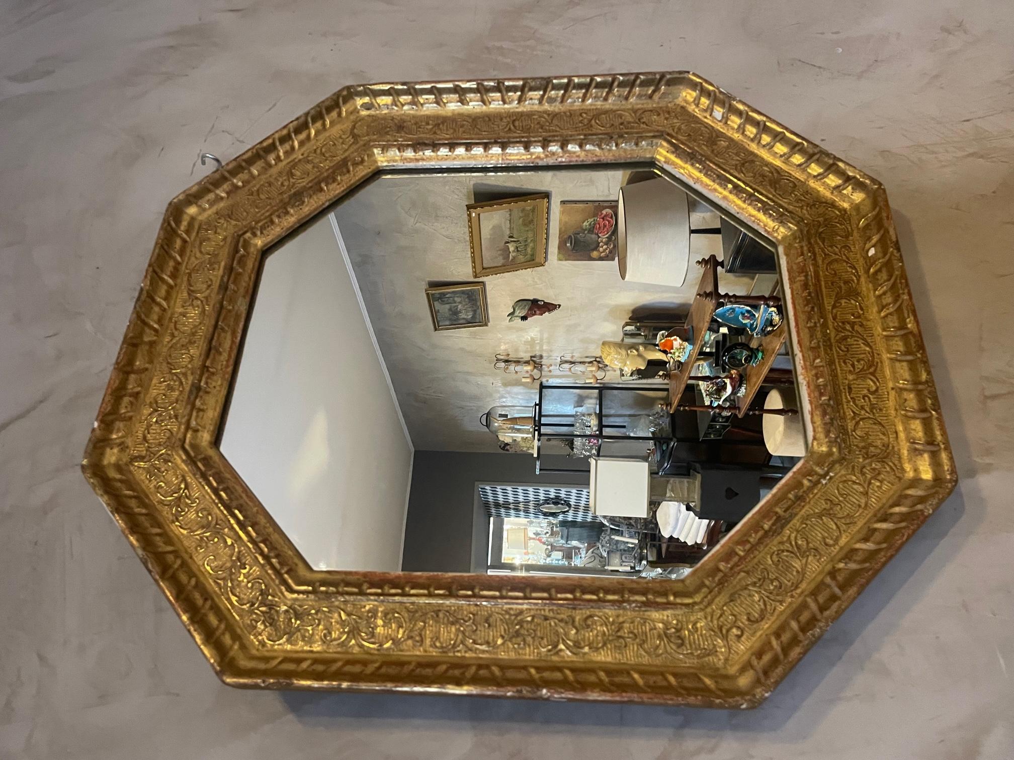 Very nice old octagonal mirror in good condition in golden wood. 
Original gilding. Very nice quality. 