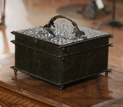 Scatola decorativa in stile gotico francese del XX secolo con motivi folcloristici