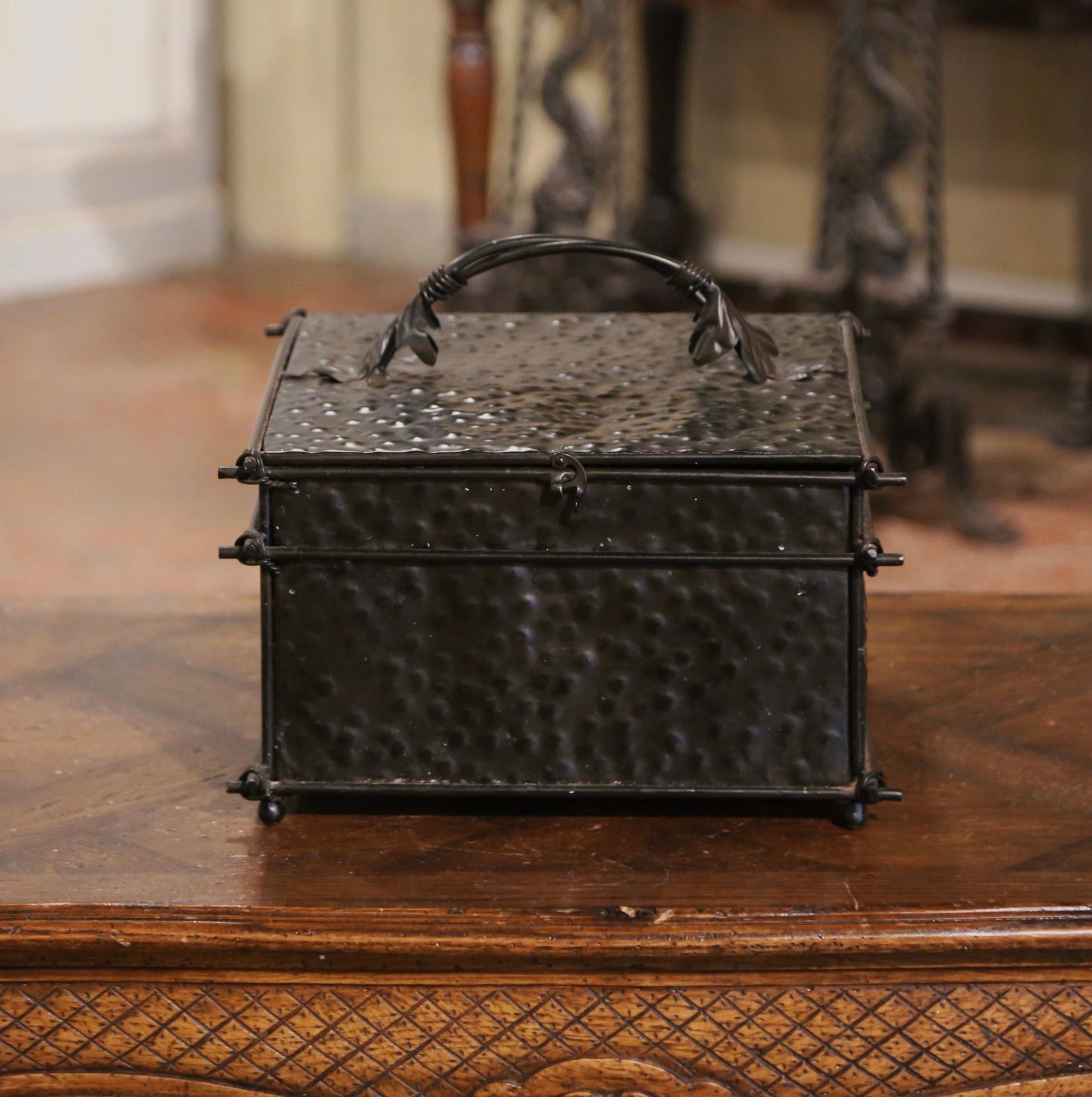 Französische gotische Deko-Aufbewahrungsbox des 20. Jahrhunderts mit Laubmotiven (Patiniert) im Angebot