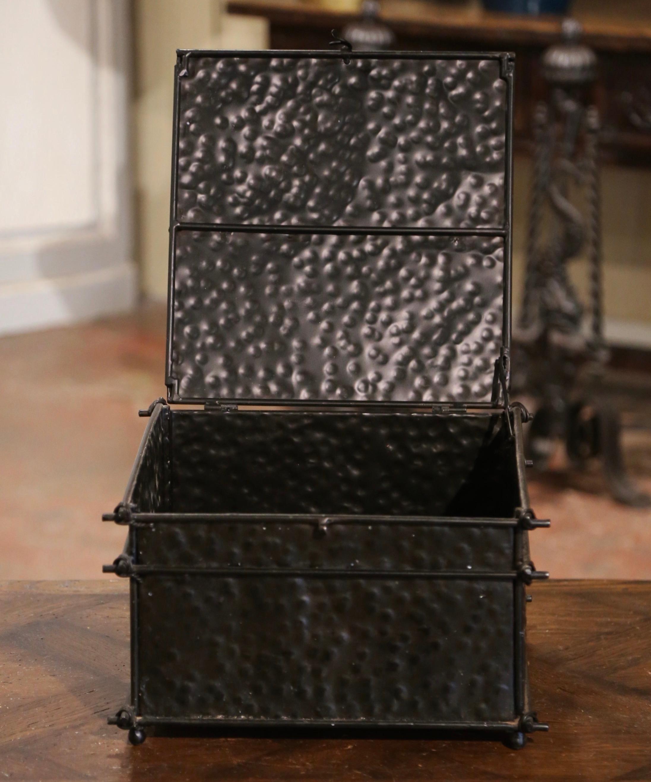 Französische gotische Deko-Aufbewahrungsbox des 20. Jahrhunderts mit Laubmotiven im Zustand „Hervorragend“ im Angebot in Dallas, TX