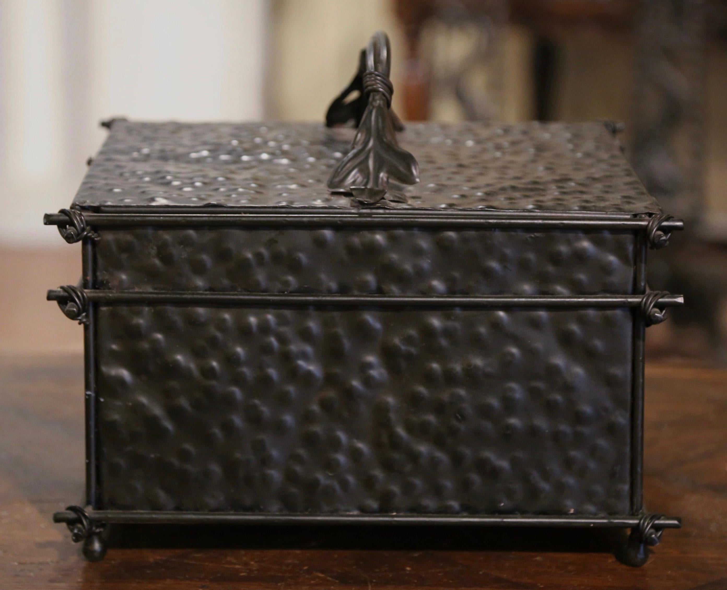 Französische gotische Deko-Aufbewahrungsbox des 20. Jahrhunderts mit Laubmotiven im Angebot 1