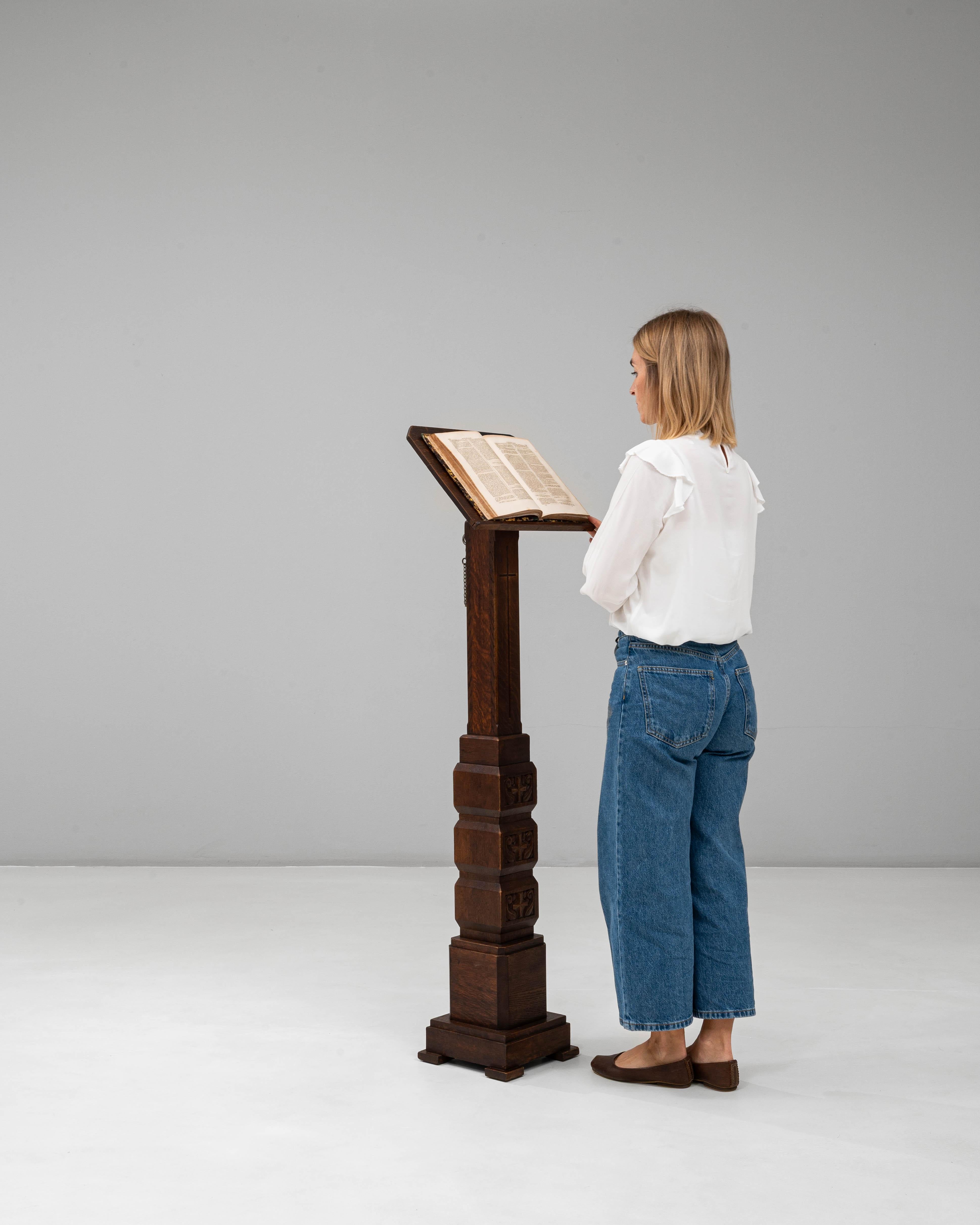 Atril de madera tallada de renacimiento gótico francés del siglo XX con pátina original en venta 3