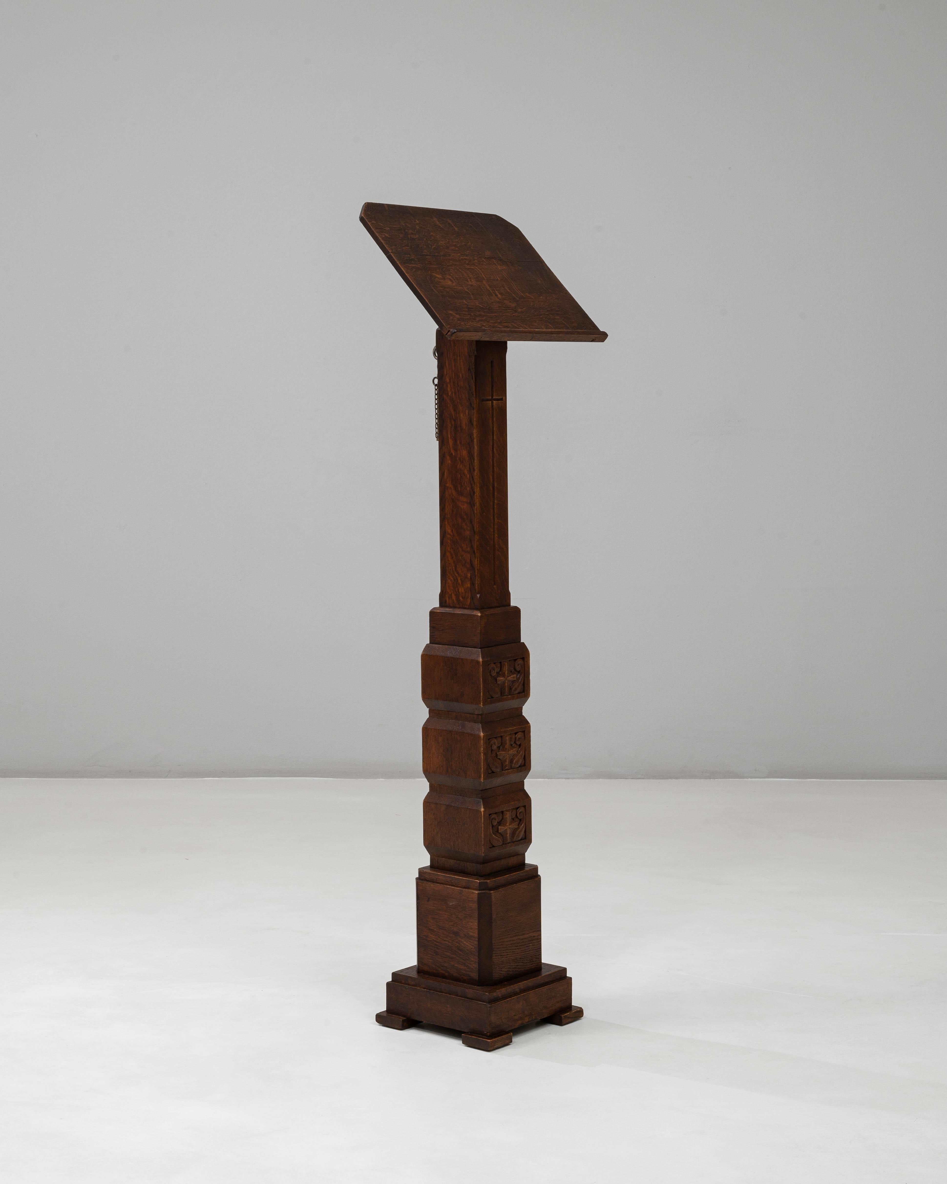Atril de madera tallada de renacimiento gótico francés del siglo XX con pátina original en venta 4