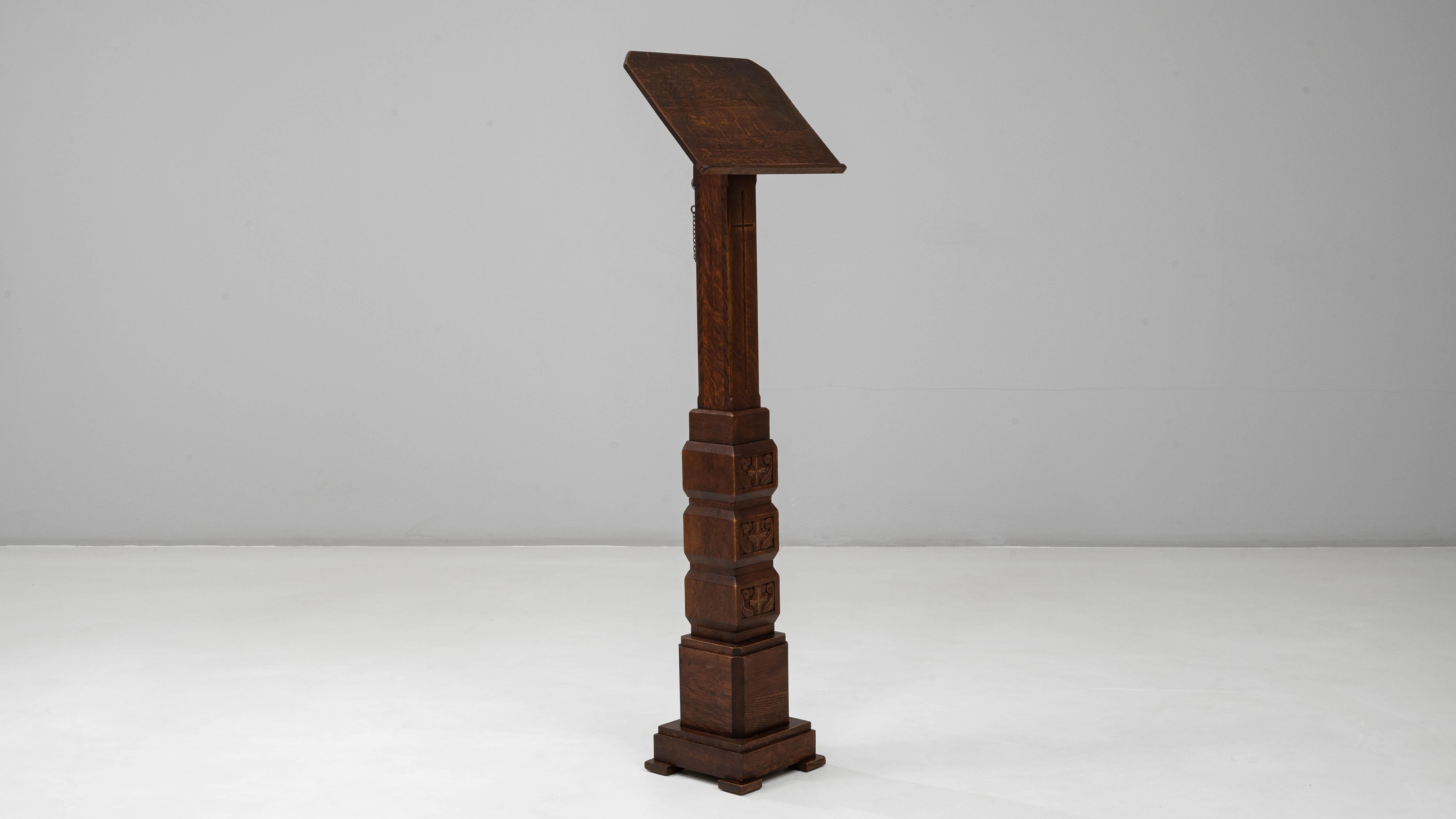 Atril de madera tallada de renacimiento gótico francés del siglo XX con pátina original en venta 5