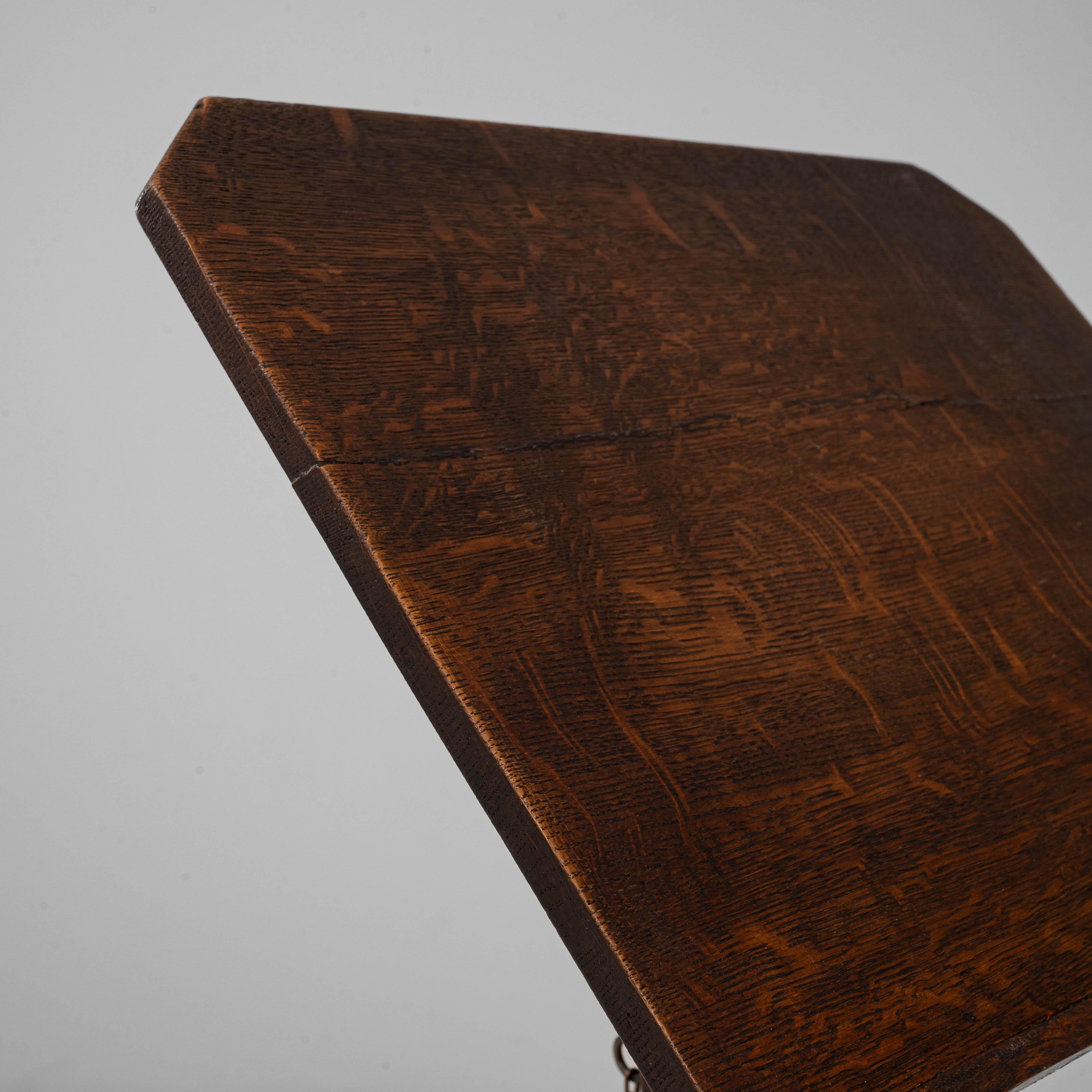 Atril de madera tallada de renacimiento gótico francés del siglo XX con pátina original en venta 6