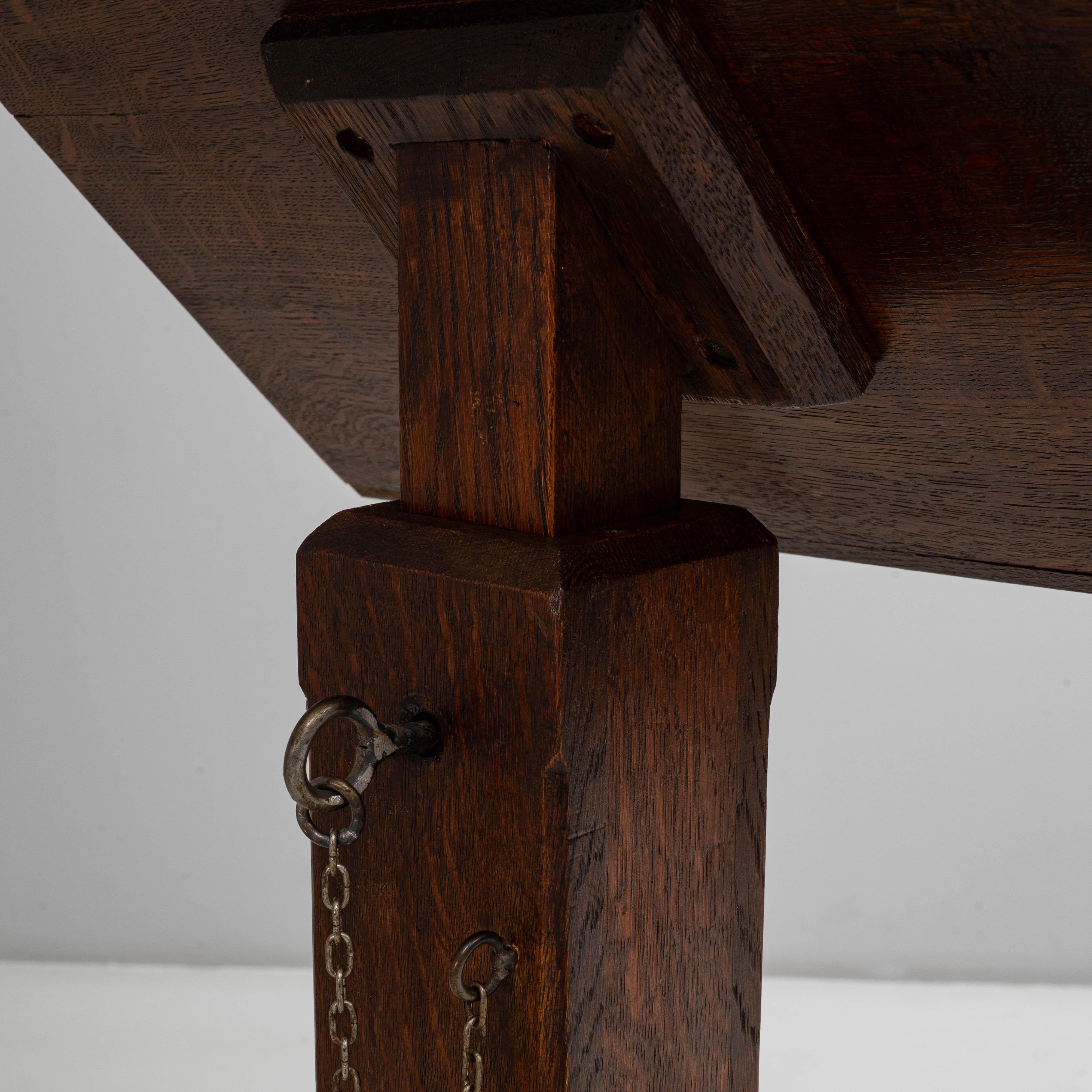 Atril de madera tallada de renacimiento gótico francés del siglo XX con pátina original en venta 7