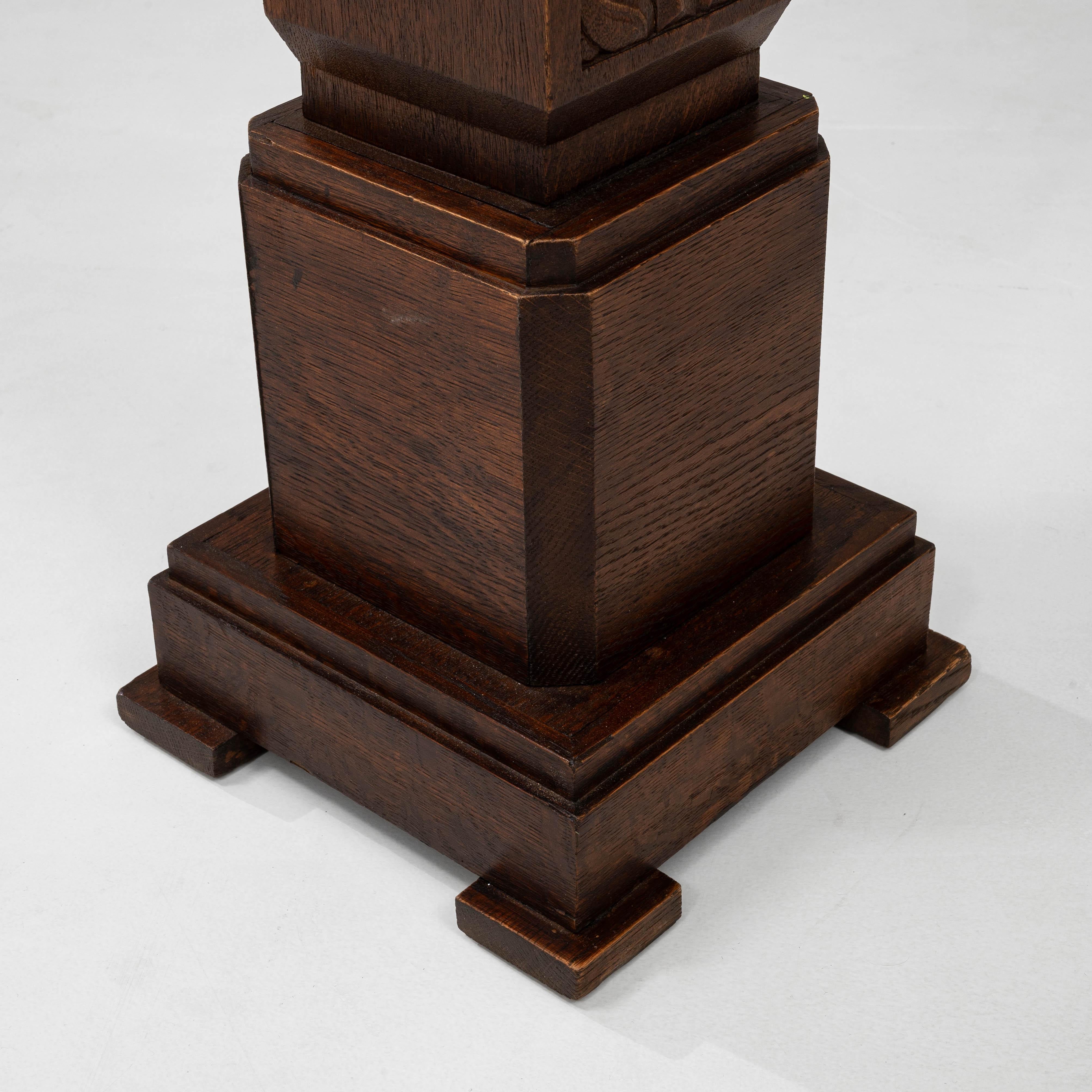 Atril de madera tallada de renacimiento gótico francés del siglo XX con pátina original en venta 8