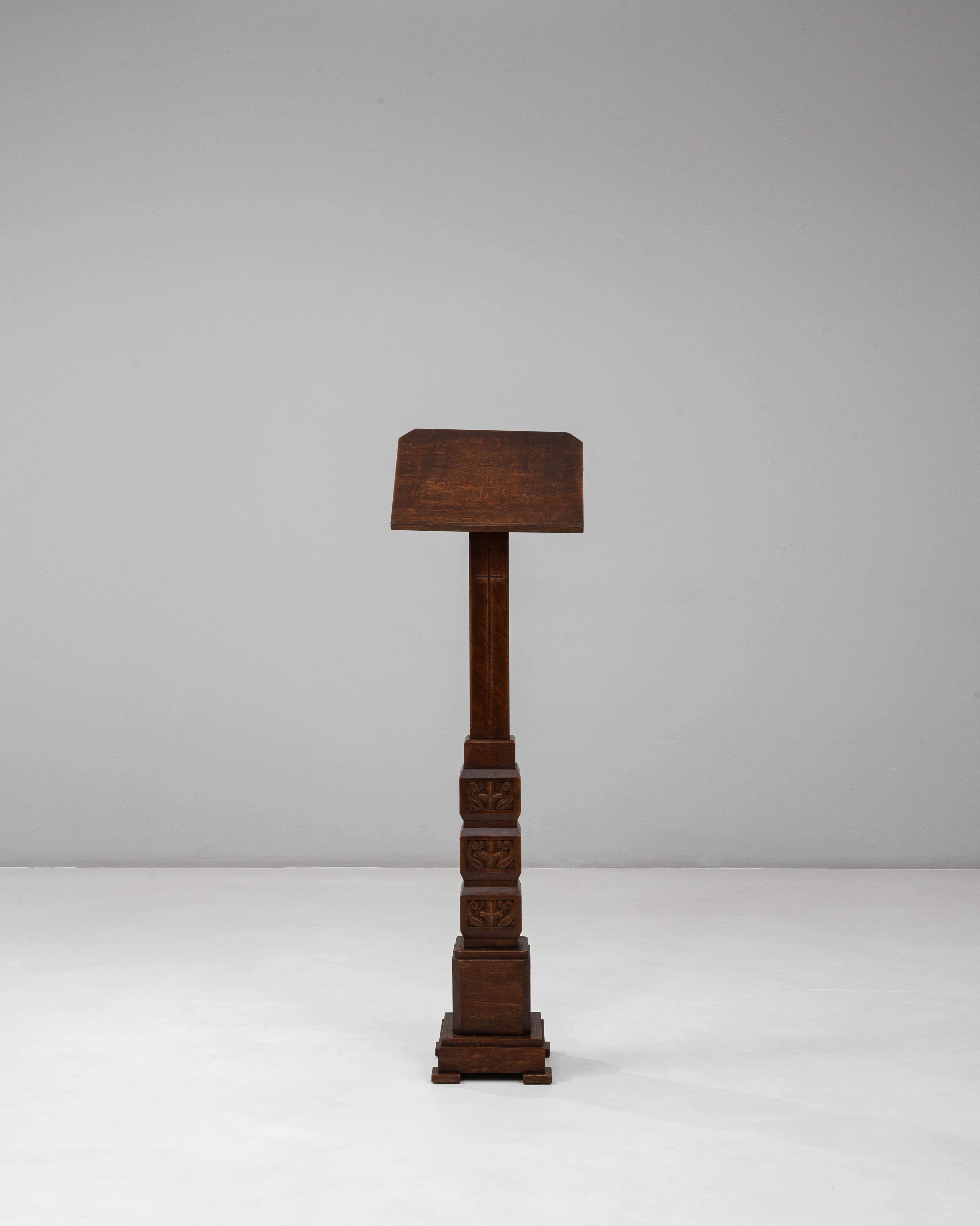 Este atril de madera tallada del Renacimiento gótico francés del siglo XX presenta llamativos detalles arquitectónicos y una pátina original magníficamente conservada. La superficie de lectura inclinada descansa sobre una alta base de columna