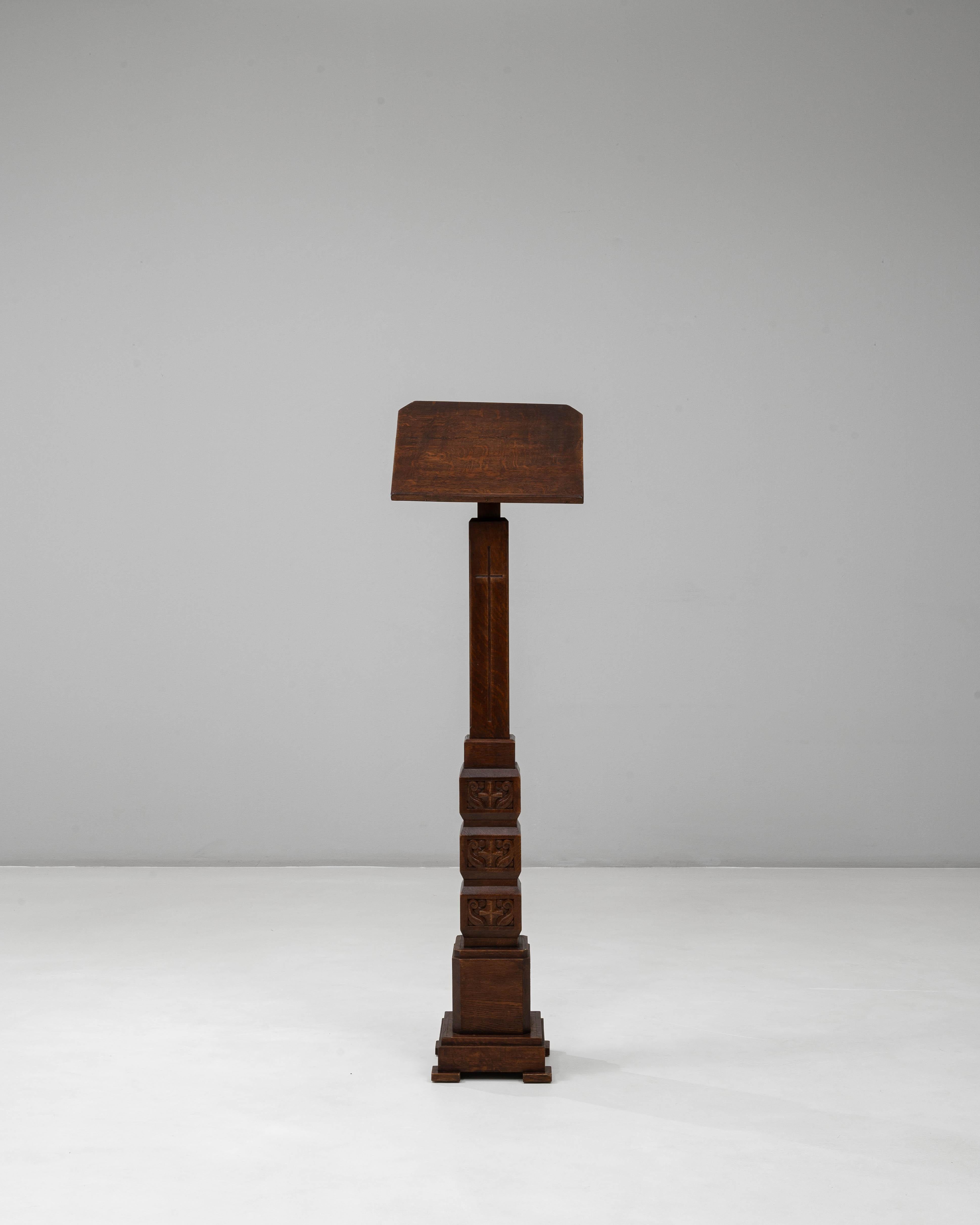 Atril de madera tallada de renacimiento gótico francés del siglo XX con pátina original Renacimiento gótico en venta