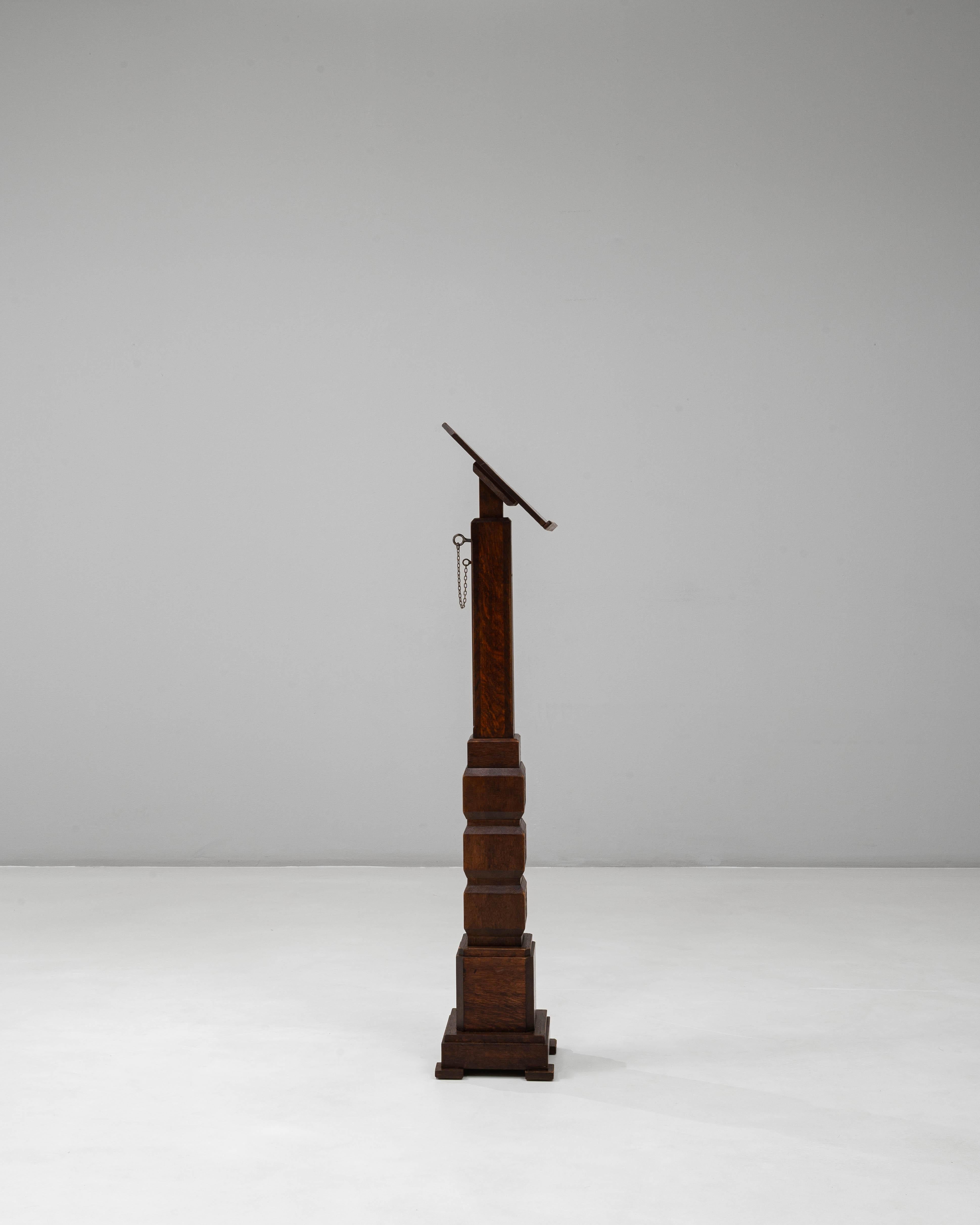 Atril de madera tallada de renacimiento gótico francés del siglo XX con pátina original Madera en venta