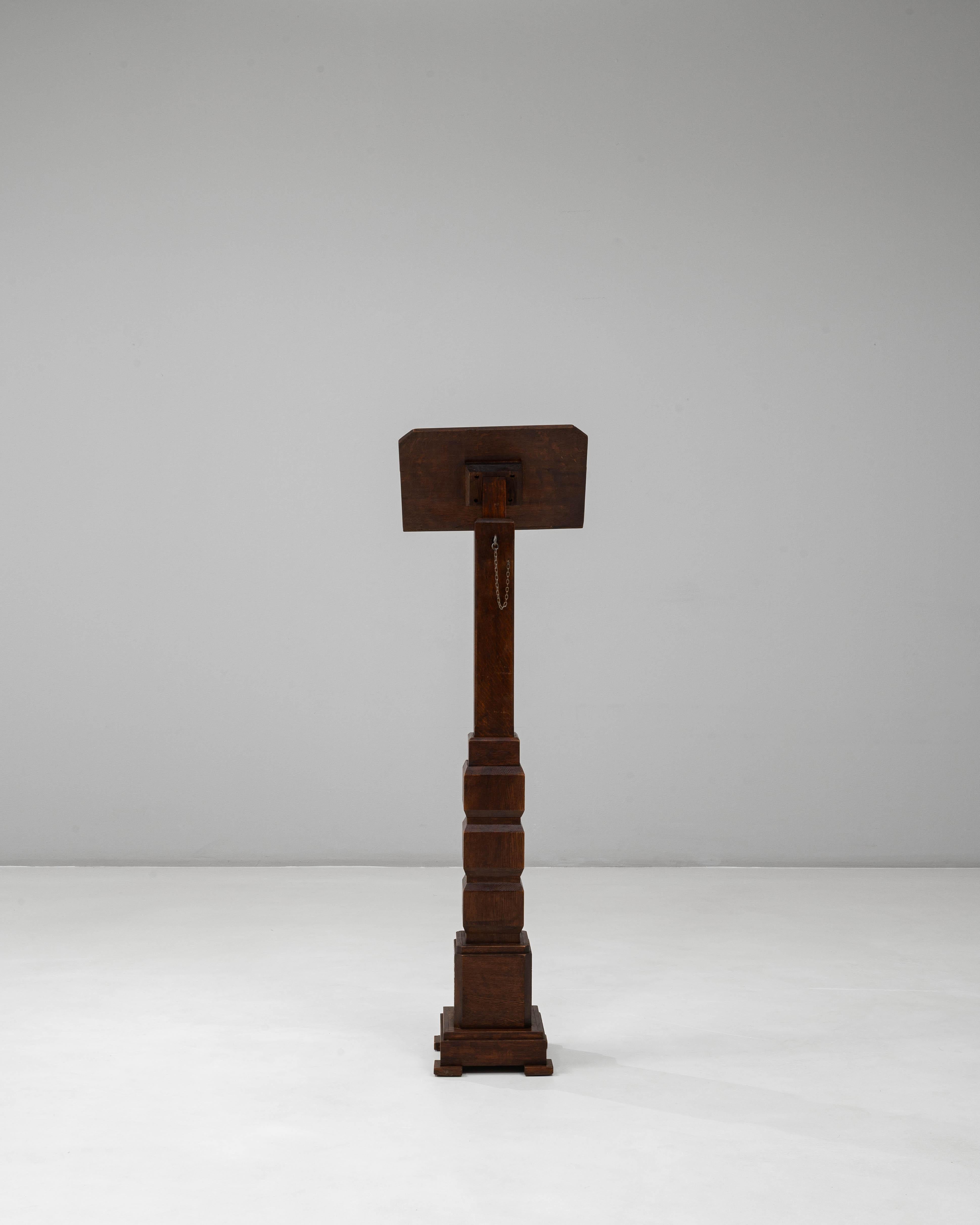Atril de madera tallada de renacimiento gótico francés del siglo XX con pátina original en venta 1