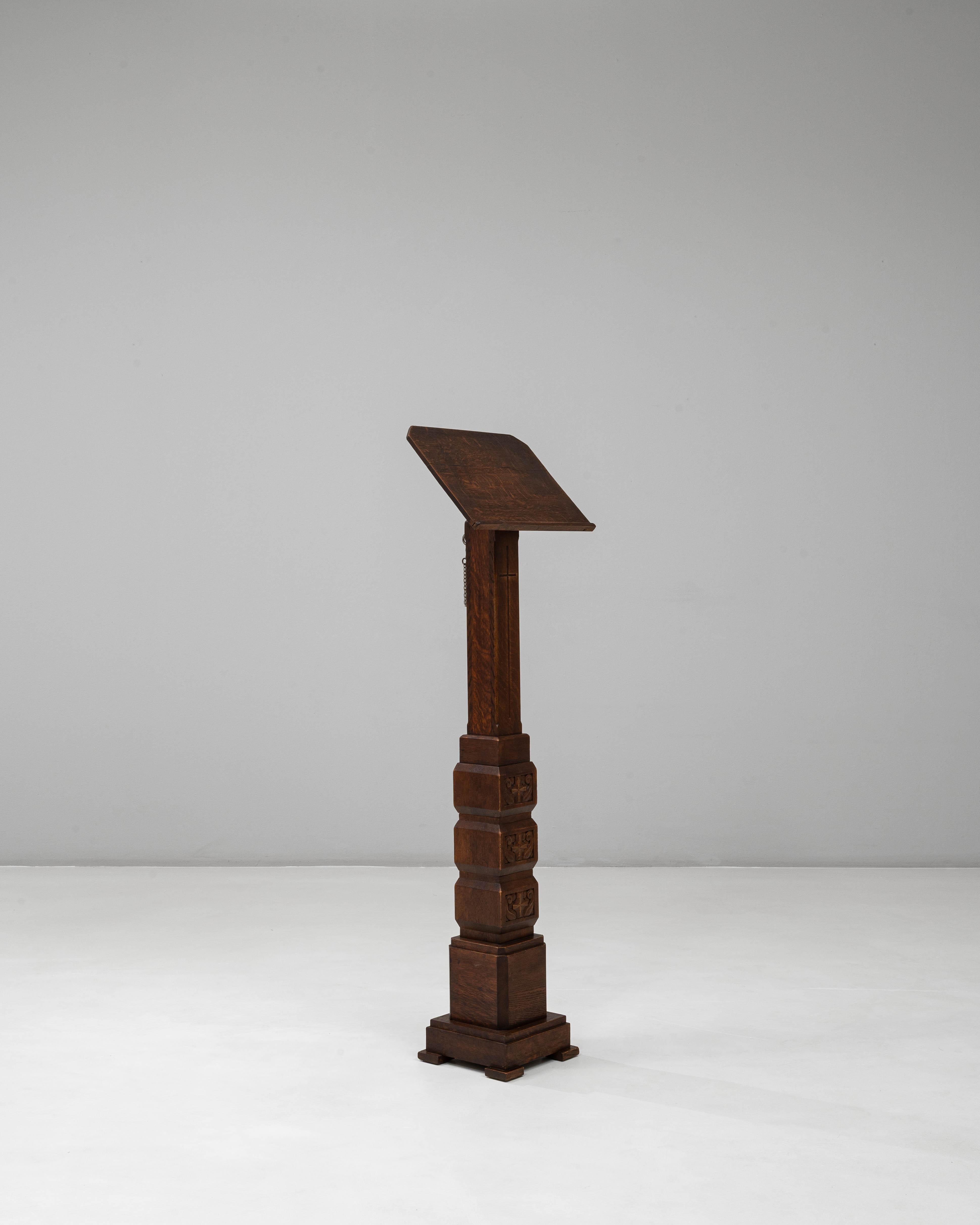 Atril de madera tallada de renacimiento gótico francés del siglo XX con pátina original en venta 2