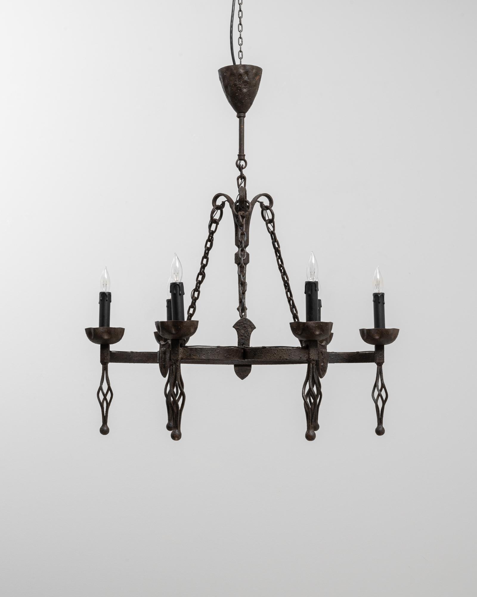 Araña de hierro forjado de estilo gótico francés del siglo XX en venta 5