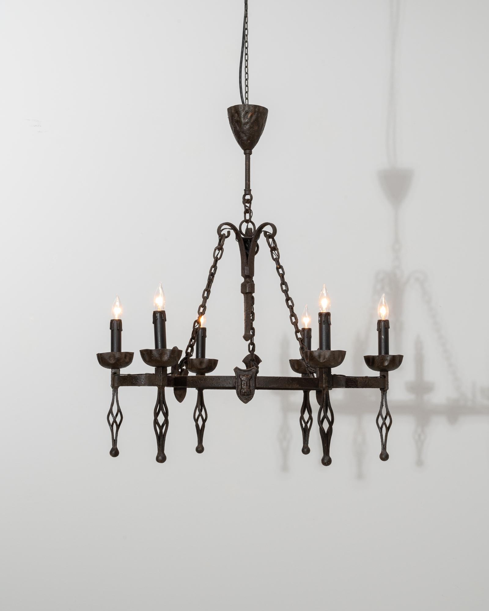 Araña de hierro forjado de estilo gótico francés del siglo XX Hierro en venta