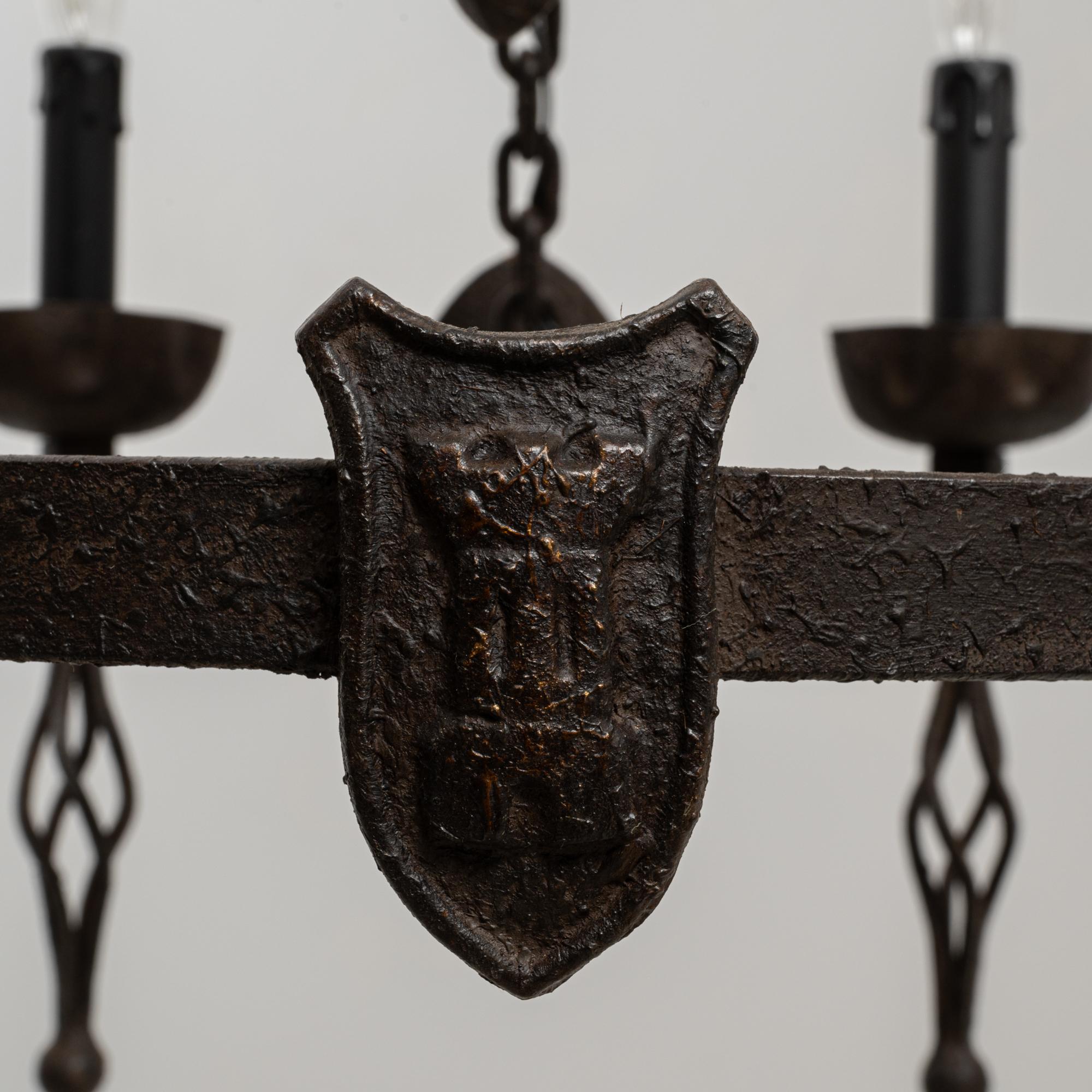 Araña de hierro forjado de estilo gótico francés del siglo XX en venta 2