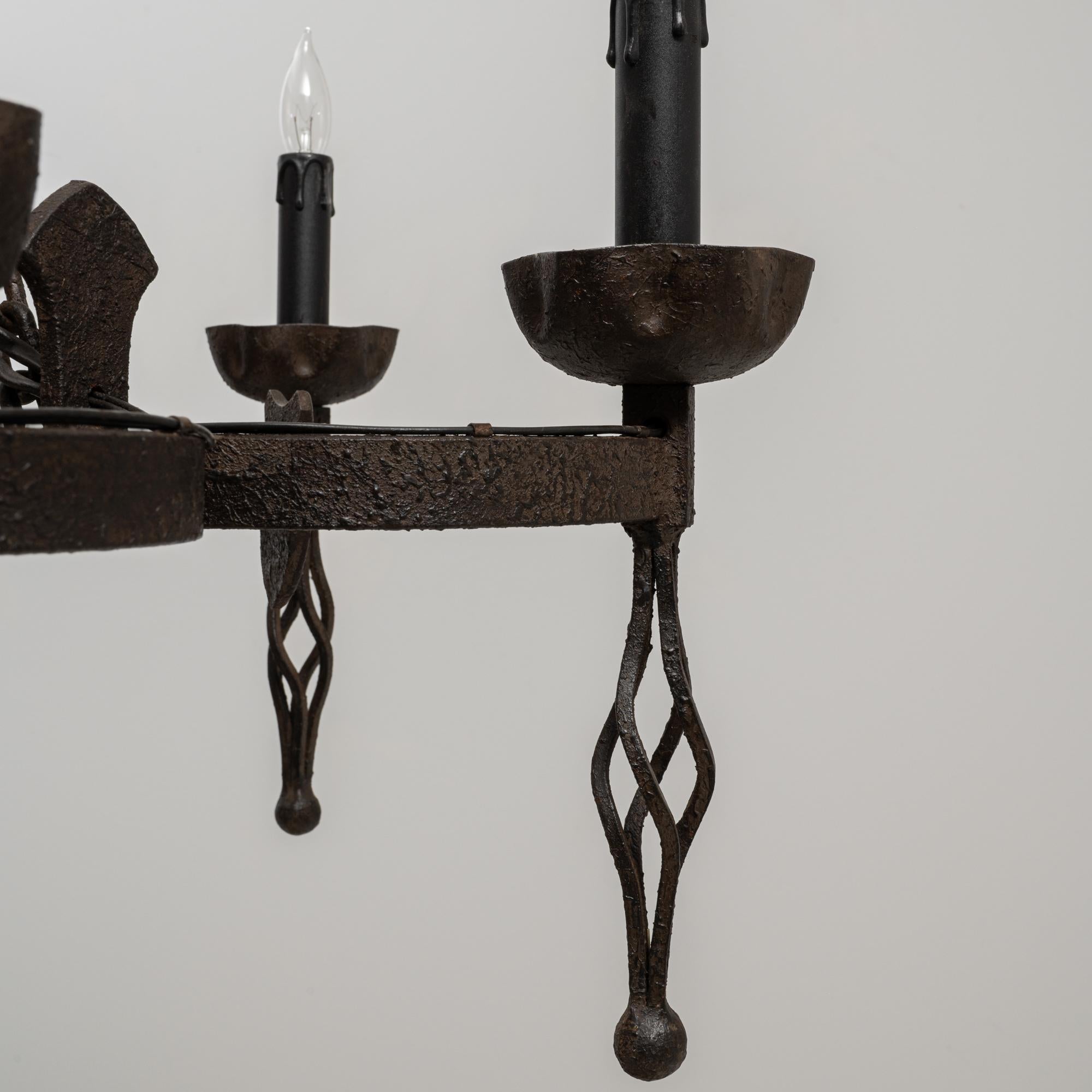 Araña de hierro forjado de estilo gótico francés del siglo XX en venta 3