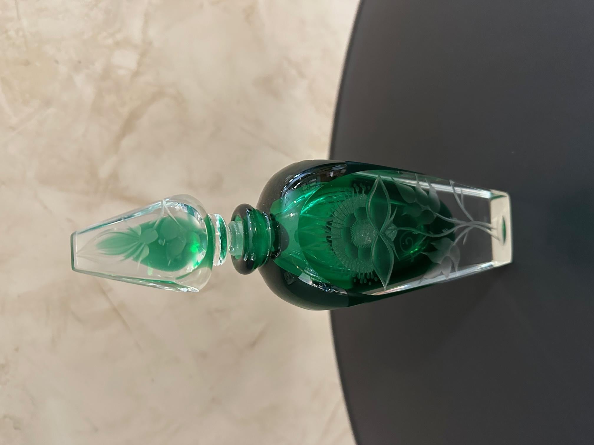 Sehr schöne Parfümflasche aus grünem Kristall mit eingravierten Blumen. Abnehmbare Kappe mit Gravur.
Sehr gute Qualität und guter Zustand.