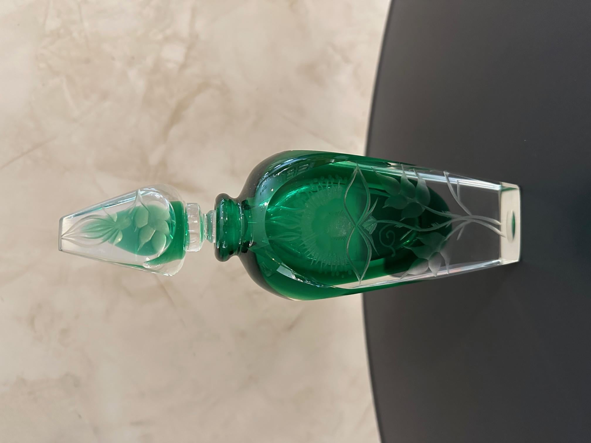 20th century French Green Engraved Crystal Perfume Bottle, 1950s In Good Condition For Sale In LEGNY, FR