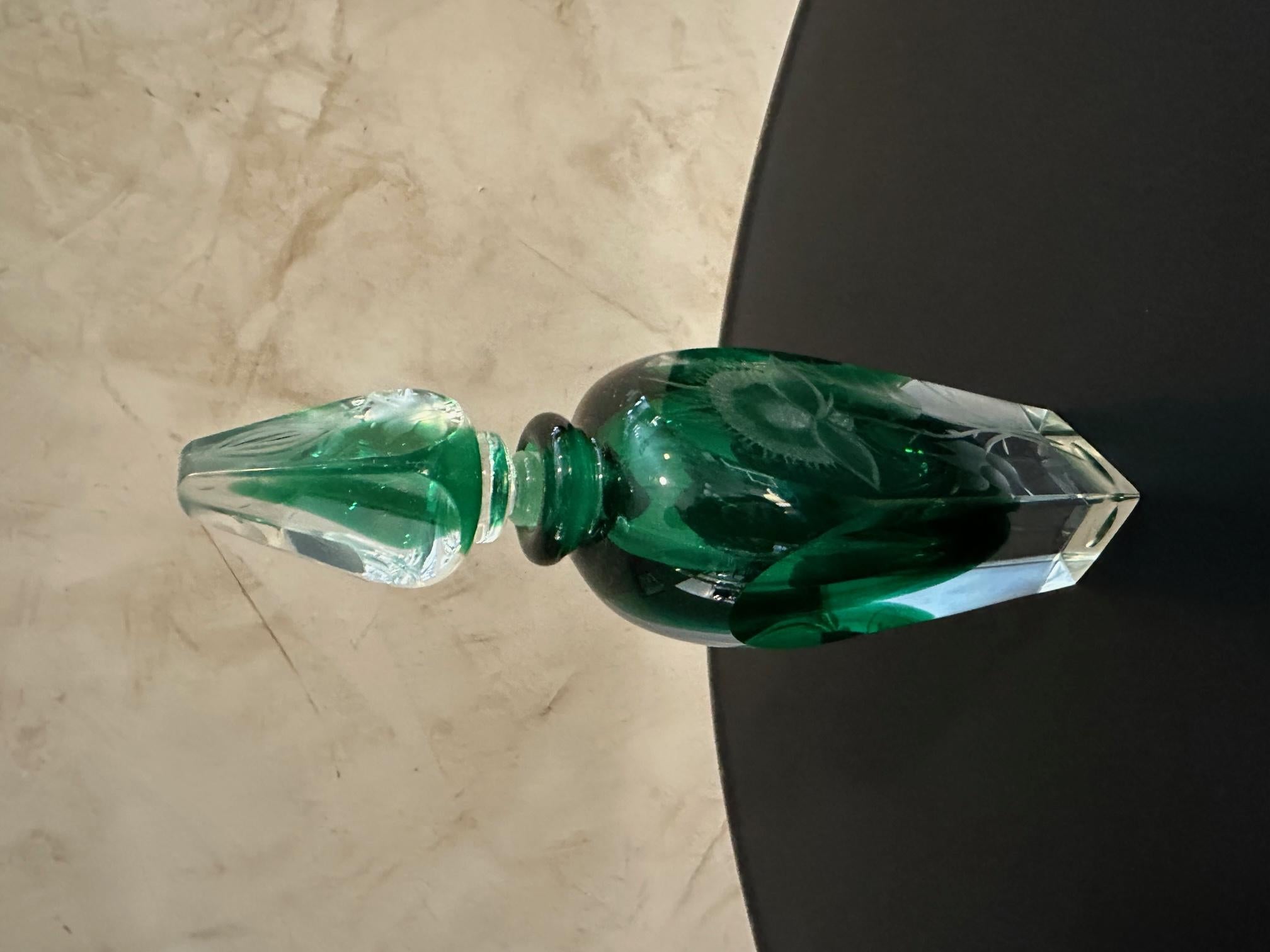 Französische Parfümflasche aus grün graviertem Kristall des 20. Jahrhunderts, 1950er Jahre (Mitte des 20. Jahrhunderts) im Angebot