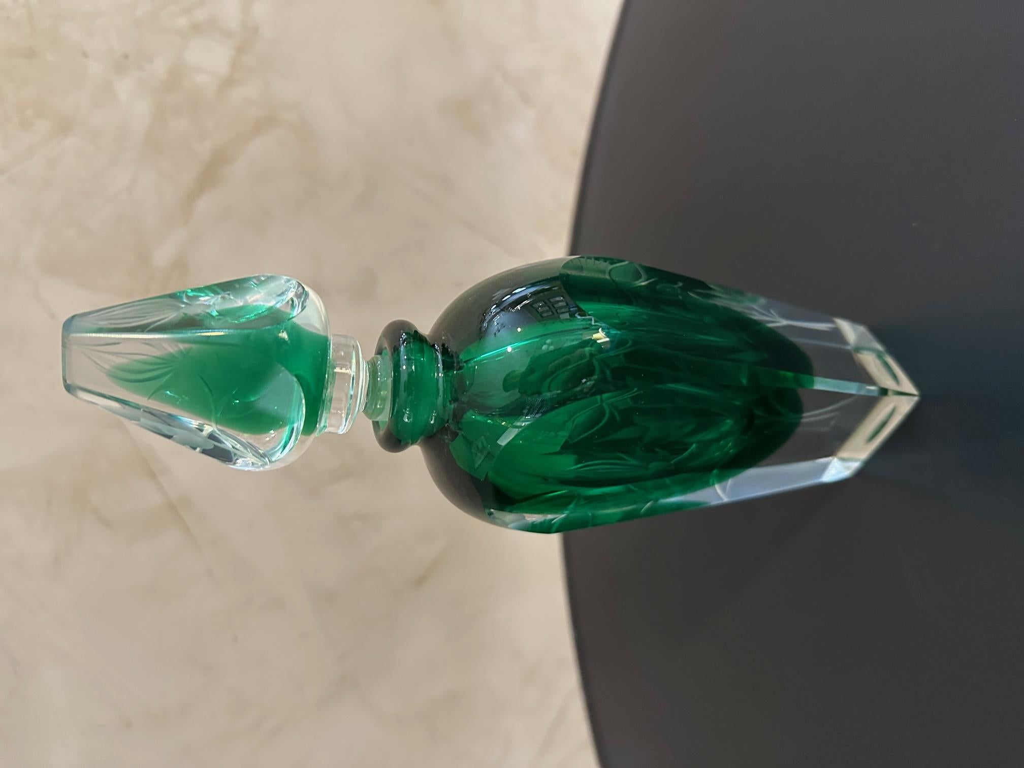 Französische Parfümflasche aus grün graviertem Kristall des 20. Jahrhunderts, 1950er Jahre im Angebot 1