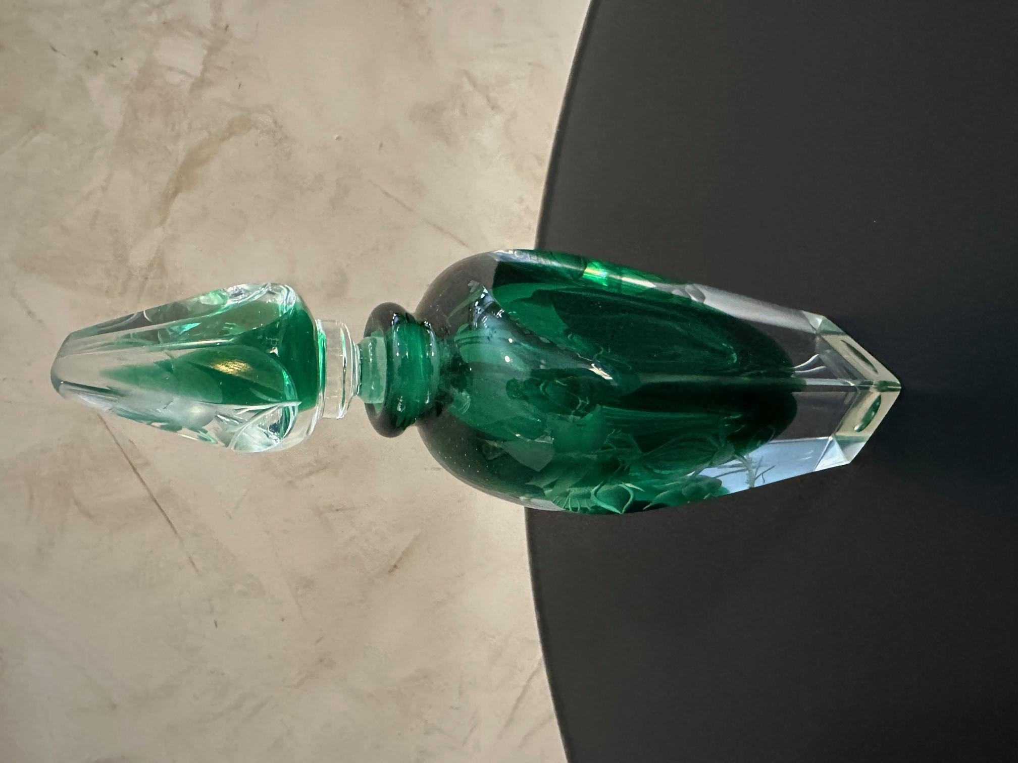 Französische Parfümflasche aus grün graviertem Kristall des 20. Jahrhunderts, 1950er Jahre im Angebot 2