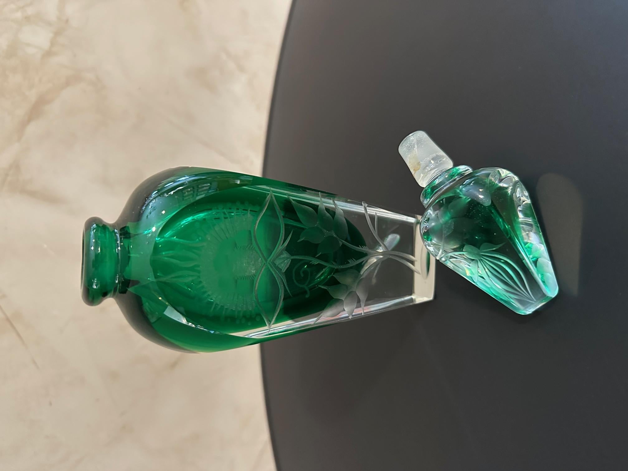 Französische Parfümflasche aus grün graviertem Kristall des 20. Jahrhunderts, 1950er Jahre im Angebot 3
