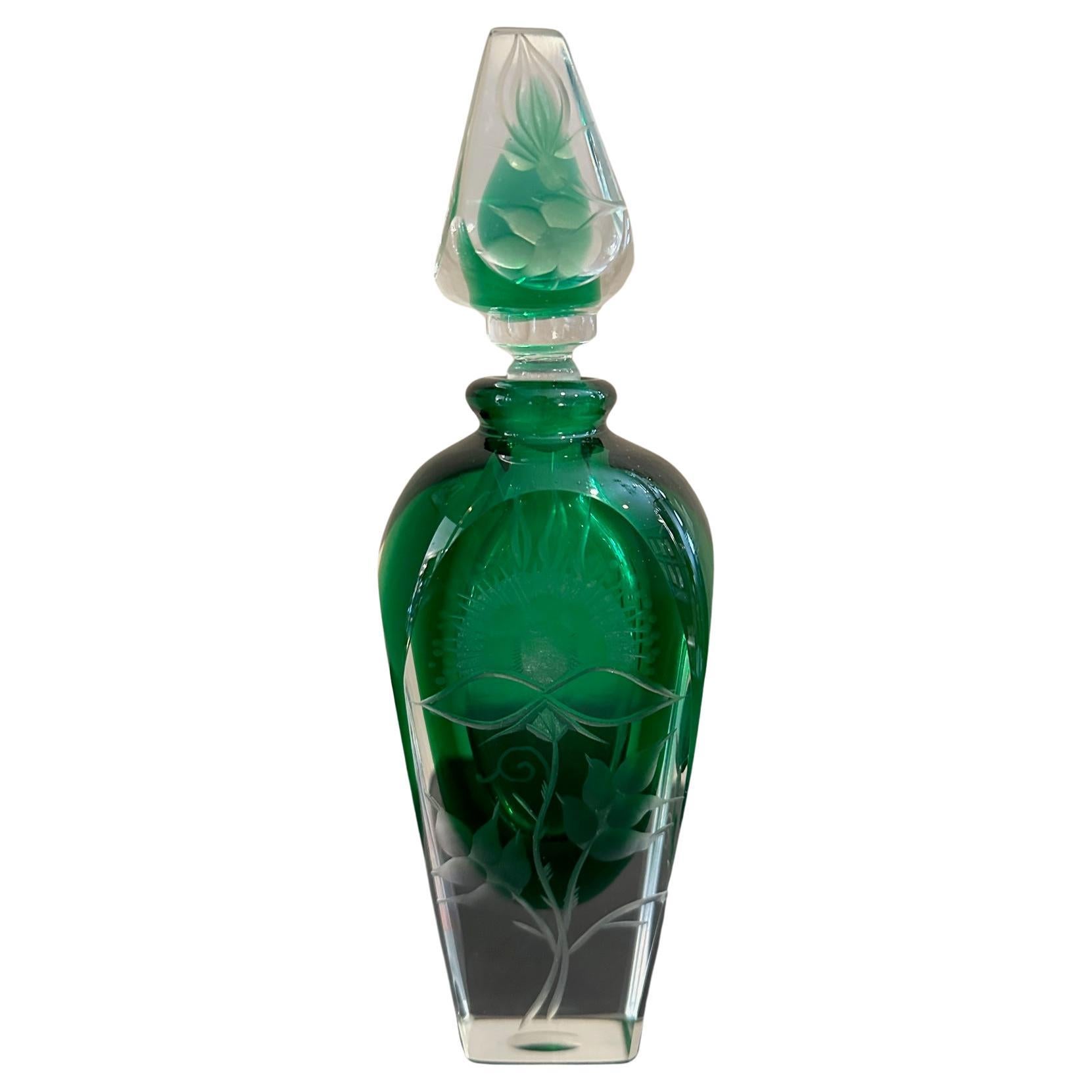 Bouteille à parfum en cristal vert gravé français du 20e siècle, années 1950