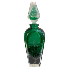 Bouteille à parfum en cristal vert gravé français du 20e siècle, années 1950
