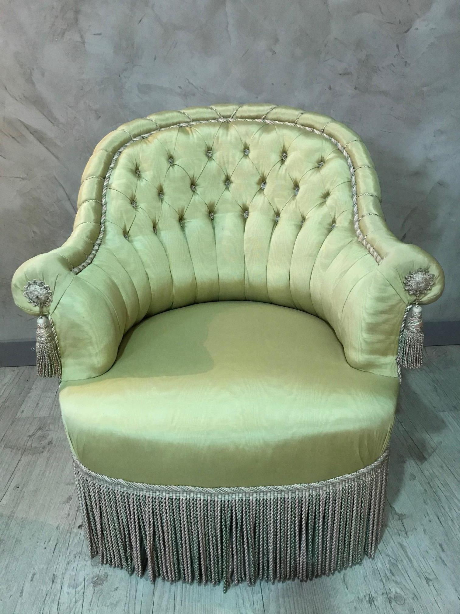 Beautiful 20th century French green Moire fabric crapaud armchair from the 1940s.
Delicate upholstered work made by a French upholsterer.
Very nice pink and green trimmings and fringe.
Dimpling on the back of the armchair (very difficult work to